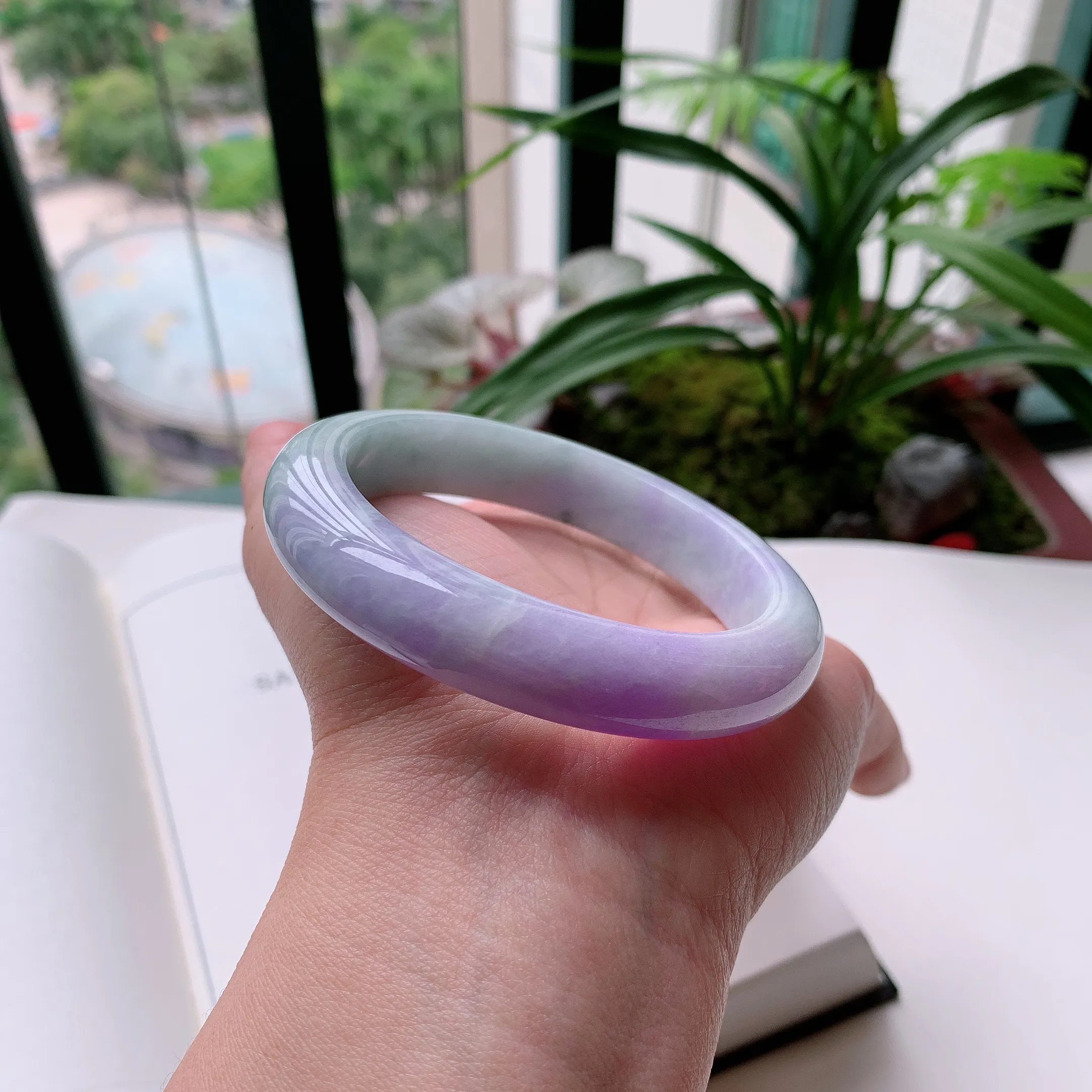 正圈58圈口，天然A货翡翠冰糯种水润飘绿玉手镯，水润秀丽，飘花灵动，种水十足，视觉甜美可人，恰到好处的美，十分高雅耐看，条形优美，上手优雅大方。65.60