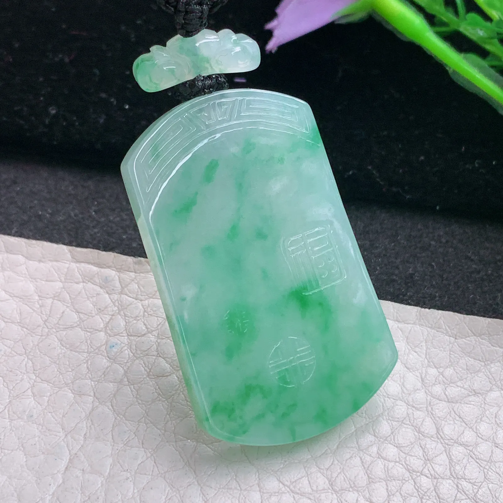 qxm实拍46*28*5.6缅甸翡翠精雕冰飘绿花平安无事牌玉吊坠 玉挂件