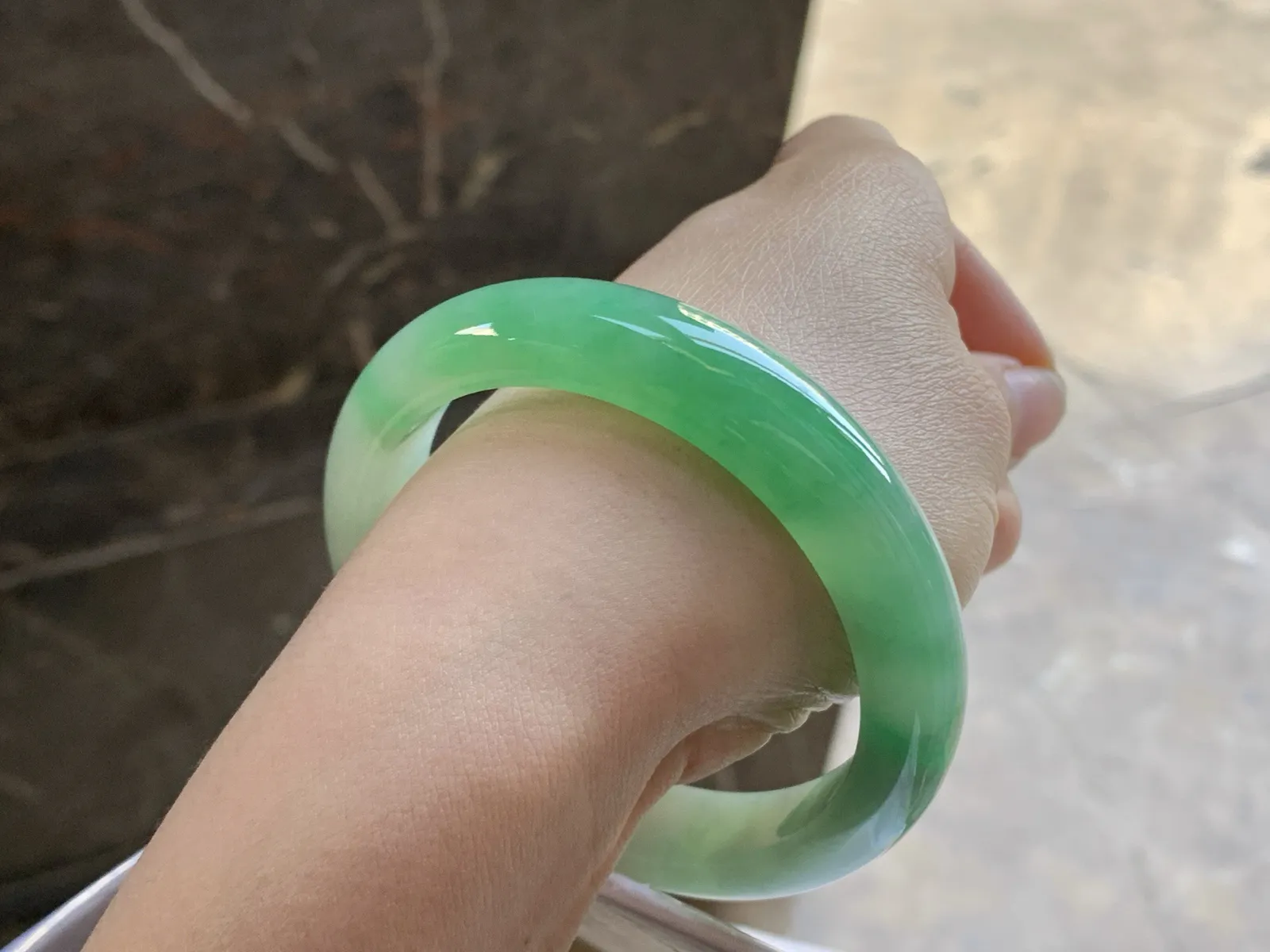 57-12.6-8.5

浓绿色手镯^_^鲜艳 玉质温润