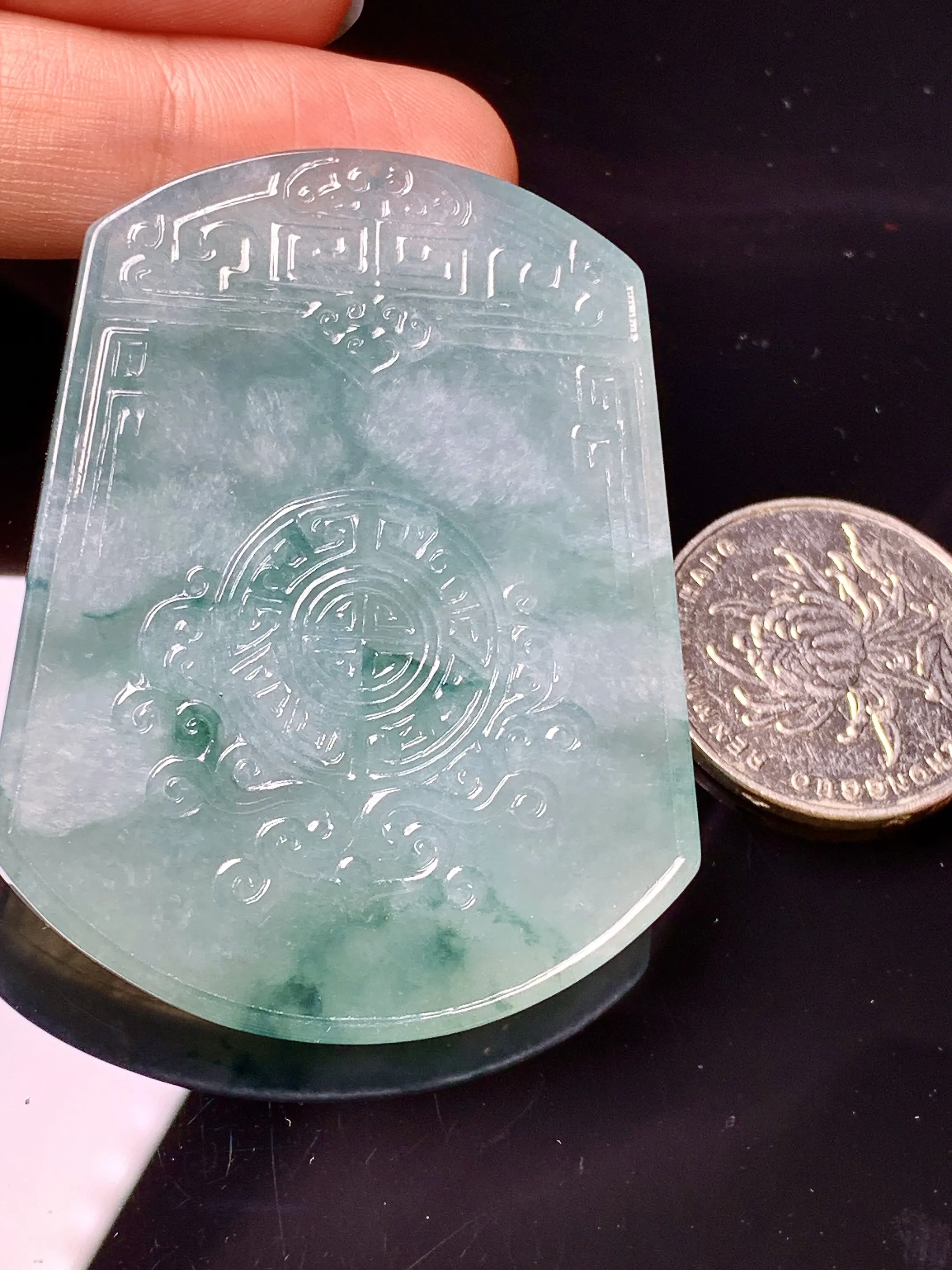 仿古飘花无事牌吊坠 玉质细腻 色泽清新艳丽 整体尺寸54.2*43*5.8