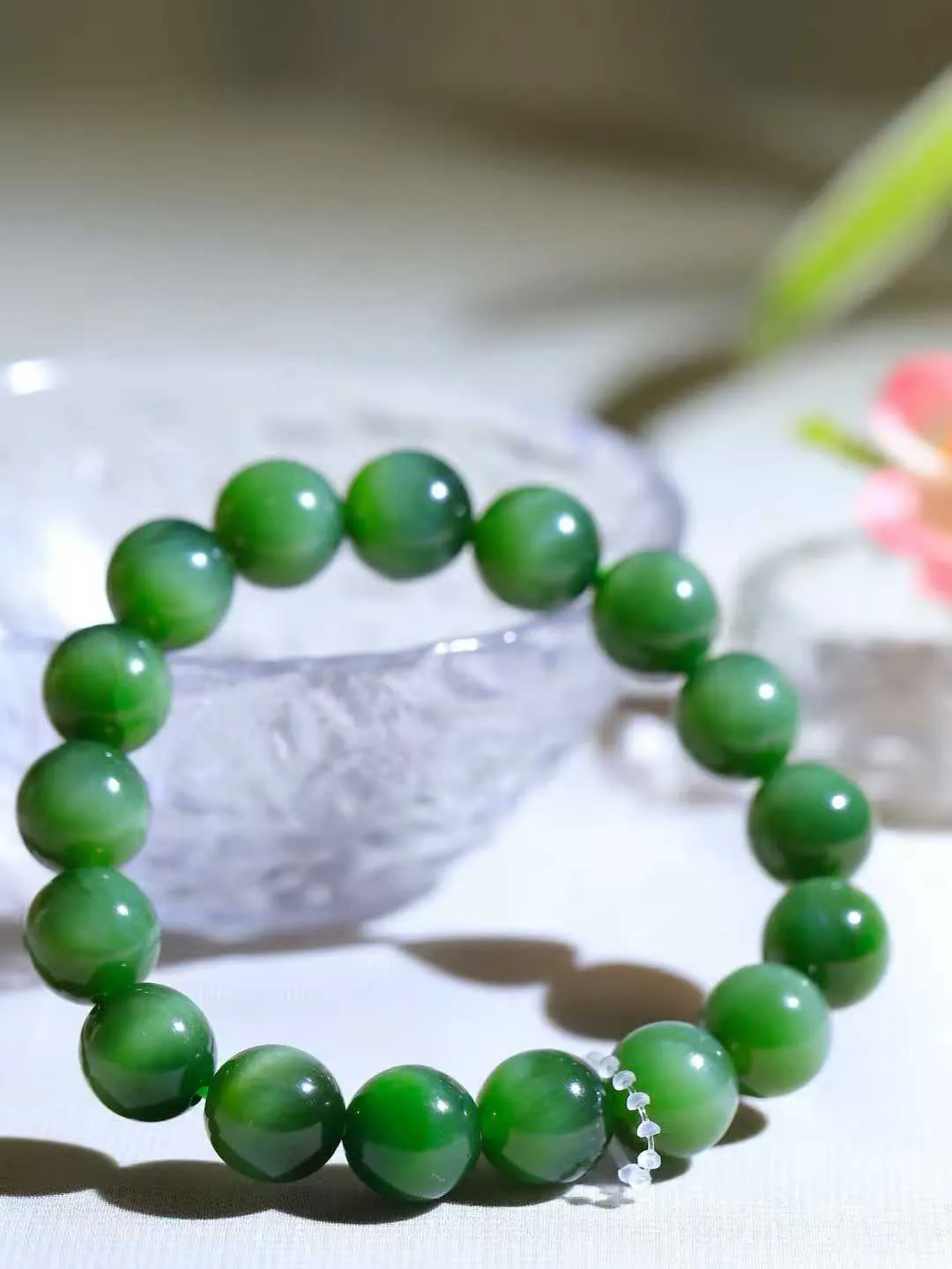 （猫眼手串）

精品和田玉碧玉猫眼圆珠手串 质地温润灵动 猫眼儿般的光中，有波光潋滟，也有梦幻清韵。行走于市井的喧嚣，相顾不言，便得清欢。重43.5克 尺寸取一12mmFDA-23192452