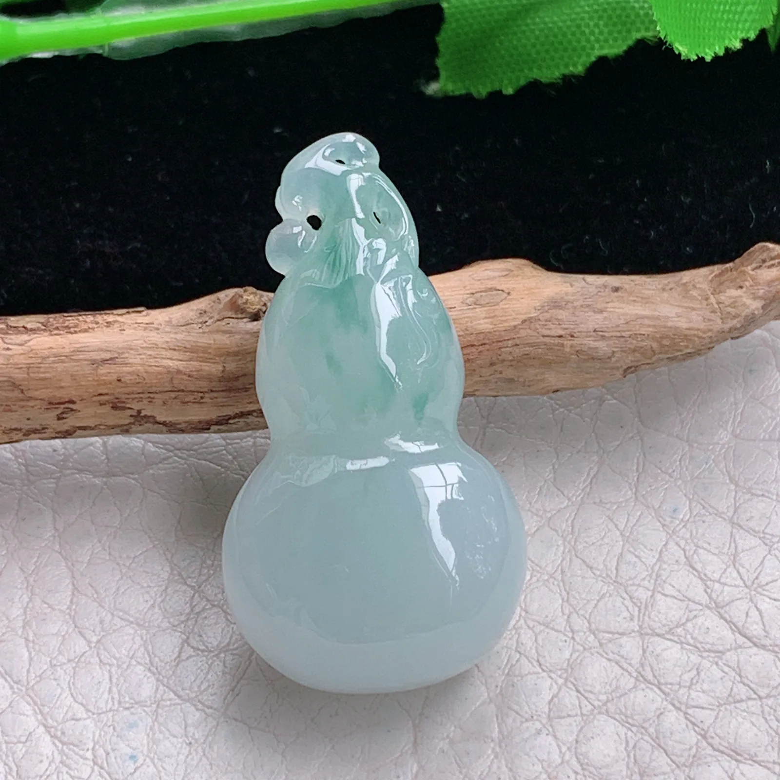 lz实拍36.8*19.8*12.5缅甸翡翠精雕冰飘花饱满葫芦吊坠 玉挂坠