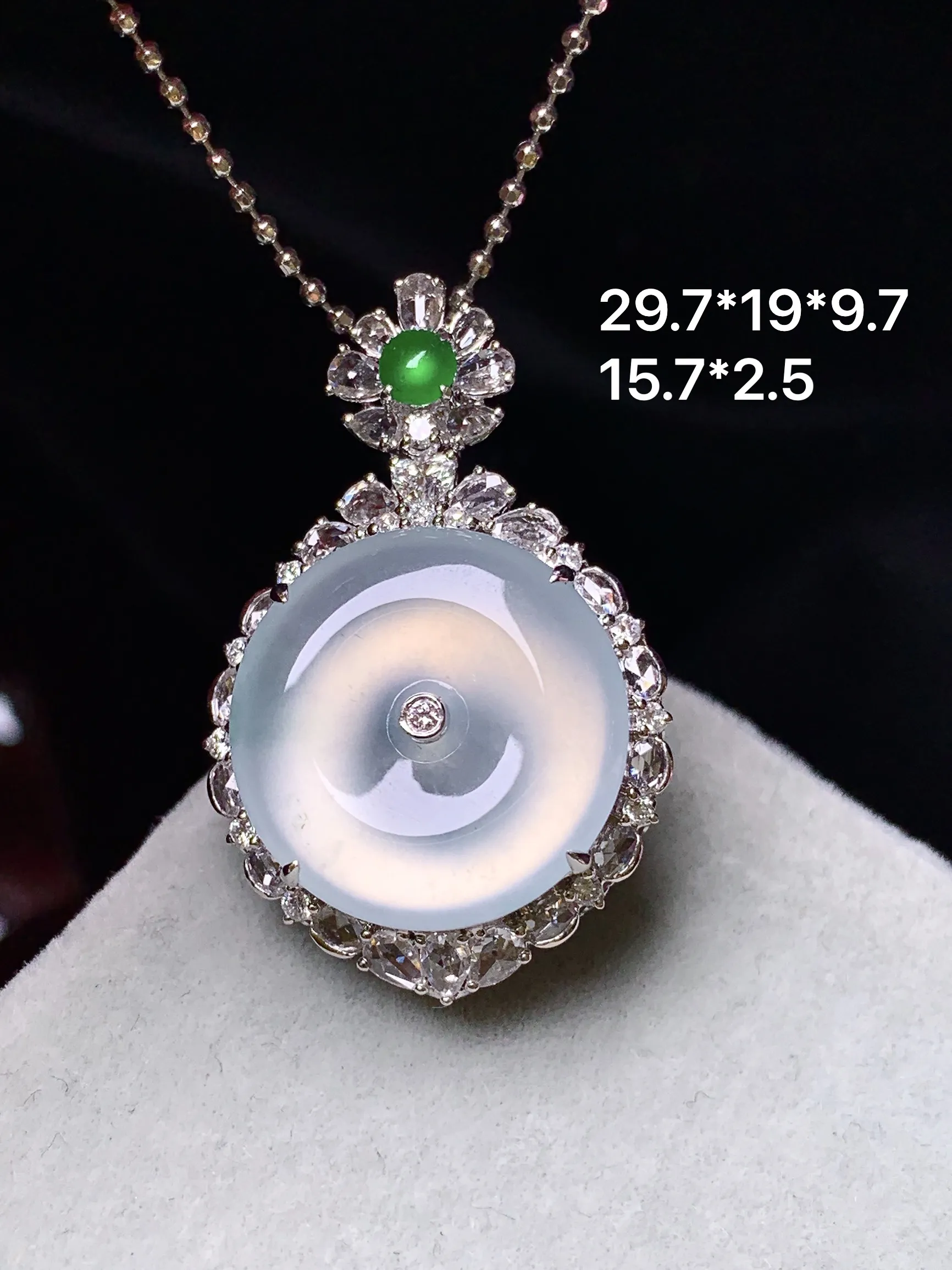 18k金钻镶嵌玻璃种平安扣吊坠 玉质细腻 色泽清新艳丽 整体尺寸29.7*19*9.7