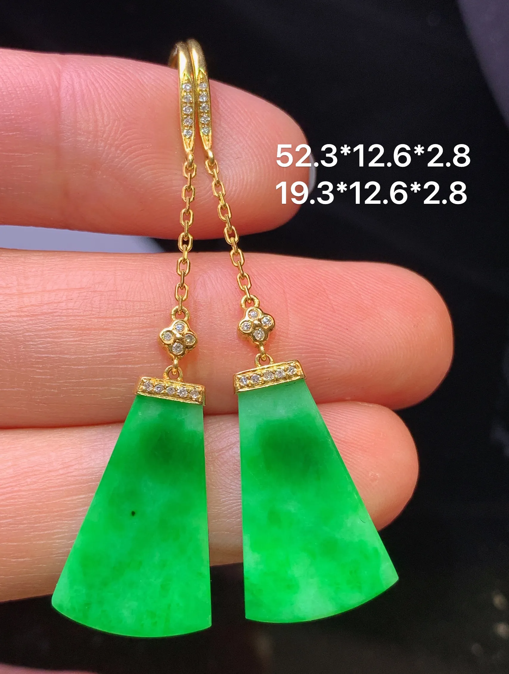 18k金钻镶嵌翠绿无事牌耳坠 玉质细腻 色泽清新艳丽 整体尺寸52.3*12.6*2.8