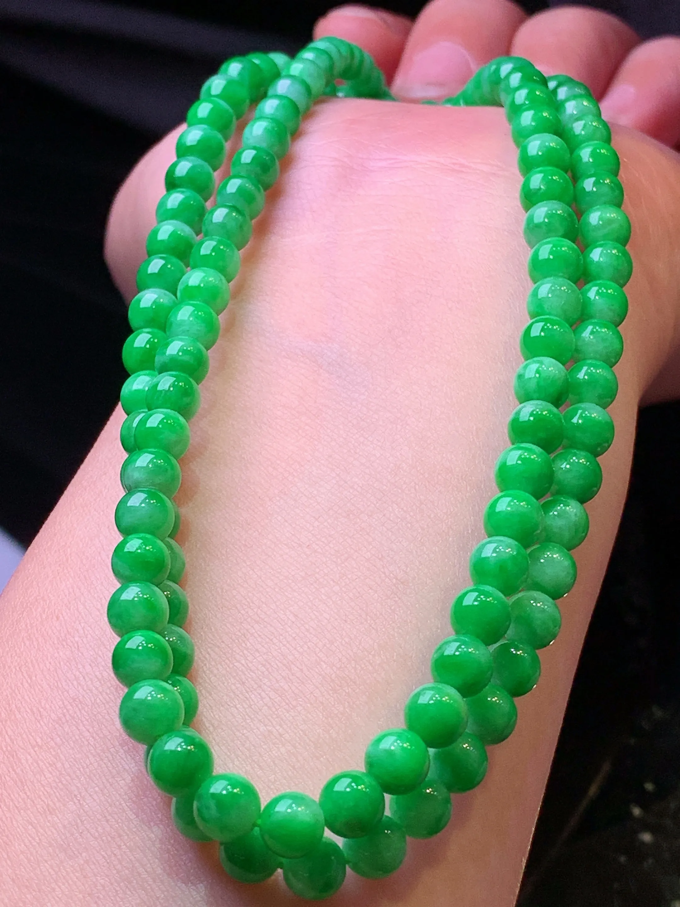 满绿圆珠项链 玉质细腻 色泽清新艳丽 整体尺寸5.3
