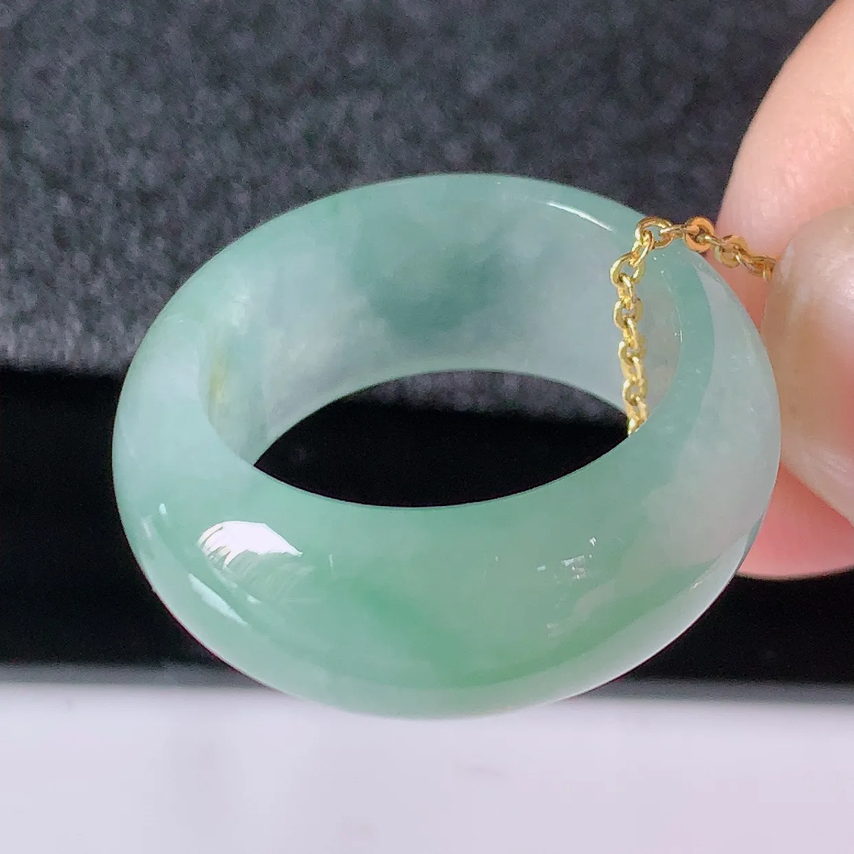 自然光实拍，冰种黄加绿翡翠指环，18.5mm内径翡翠扳指，冰润指环，玉扳指，戒指，财源滚滚，玉质细腻起胶，18圈口，种水好！#89.25尺寸18.5*9.6*3.9