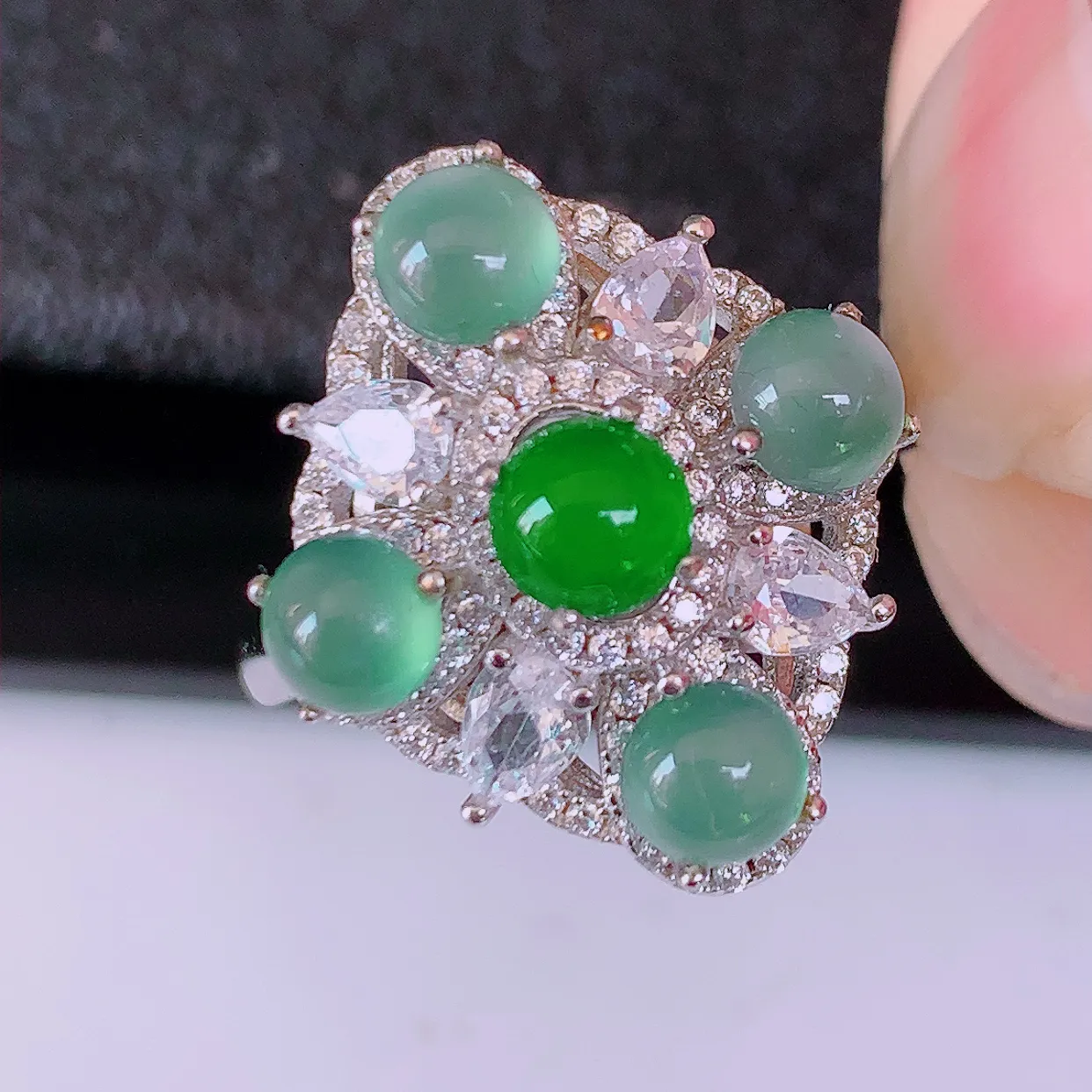 冰透满绿翡翠925银镶嵌戒指，自然光实拍，翠色灵动，颜色漂亮，种老水足，品相佳，佩戴佳品！#97.25（圈口可调大小）整体25.5-16.8-7.6裸石4.2*4.2