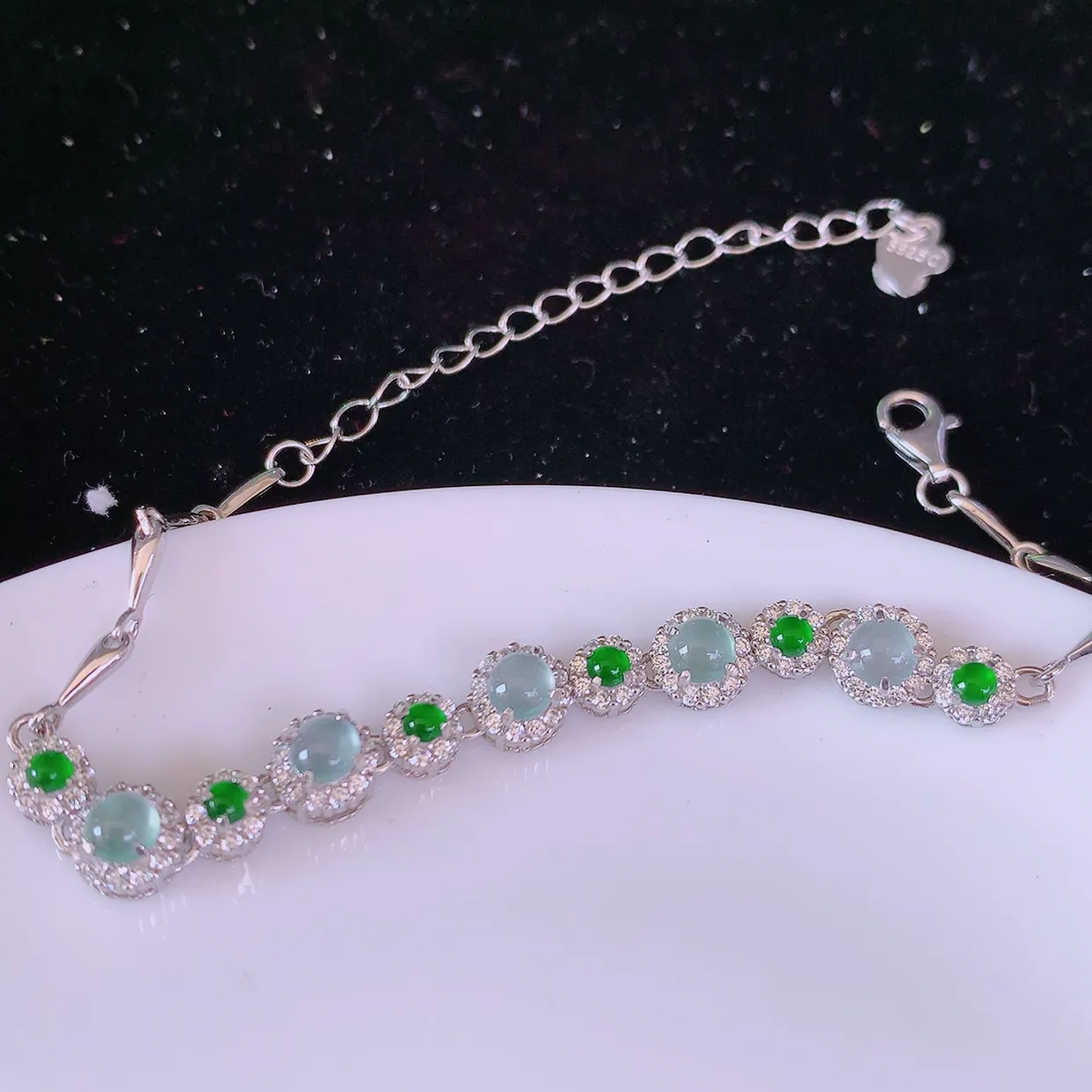 冰透满绿翡翠925银镶嵌手链，自然光实拍，翠色灵动，颜色漂亮，种老水足，品相佳，佩戴佳品！#97.25取一整体6.2*6.2*5.6裸石3.6-3.6