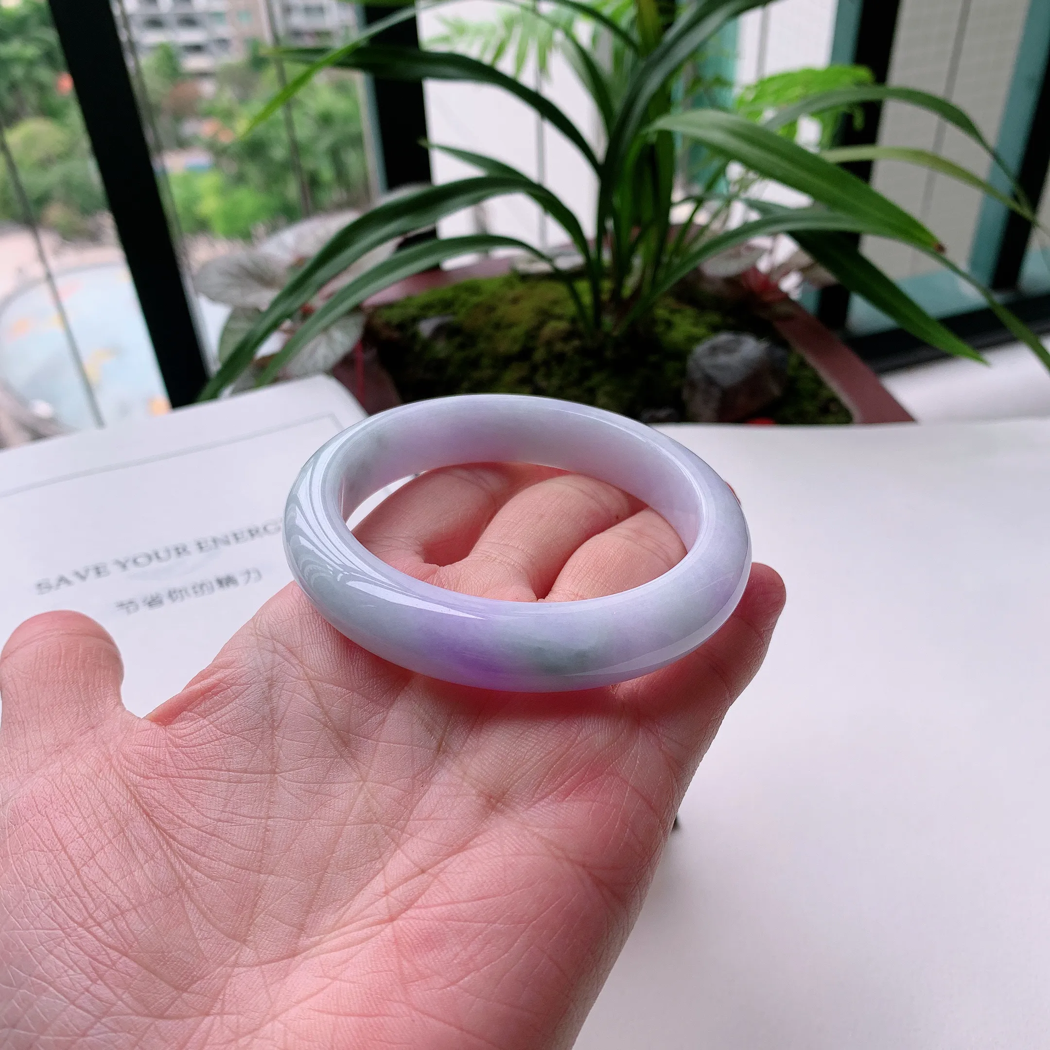 正圈57圈口，天然A货翡翠冰糯种水润飘绿玉手镯，水润秀丽，飘花灵动，种水十足，视觉甜美可人，恰到好处的美，十分高雅耐看，条形优美，上手优雅大方。63.98