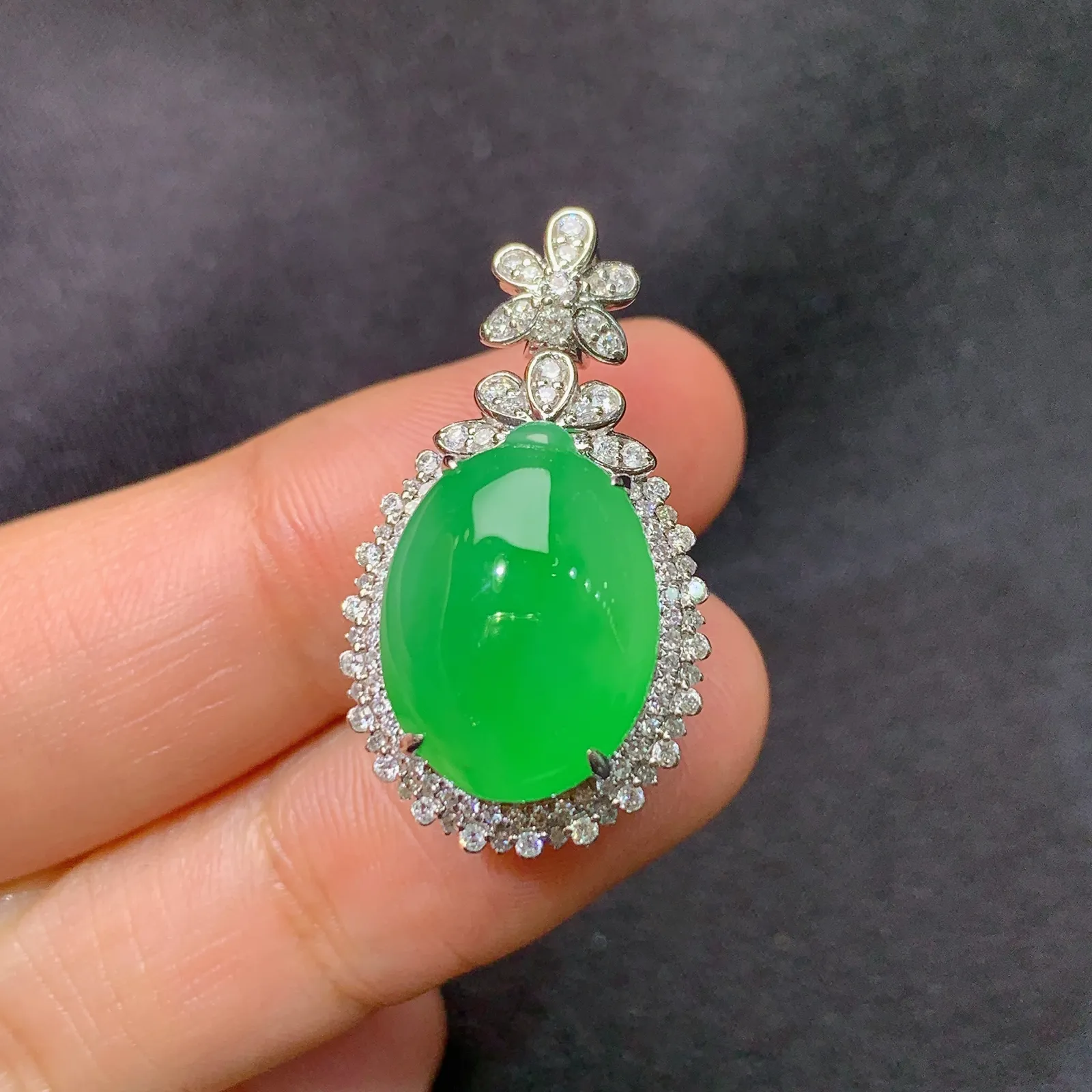 阳绿福瓜吊坠，18k金镶嵌，冰润色阳，玉质细腻，种水足，Lp 尺寸27.7*15.7*13.2