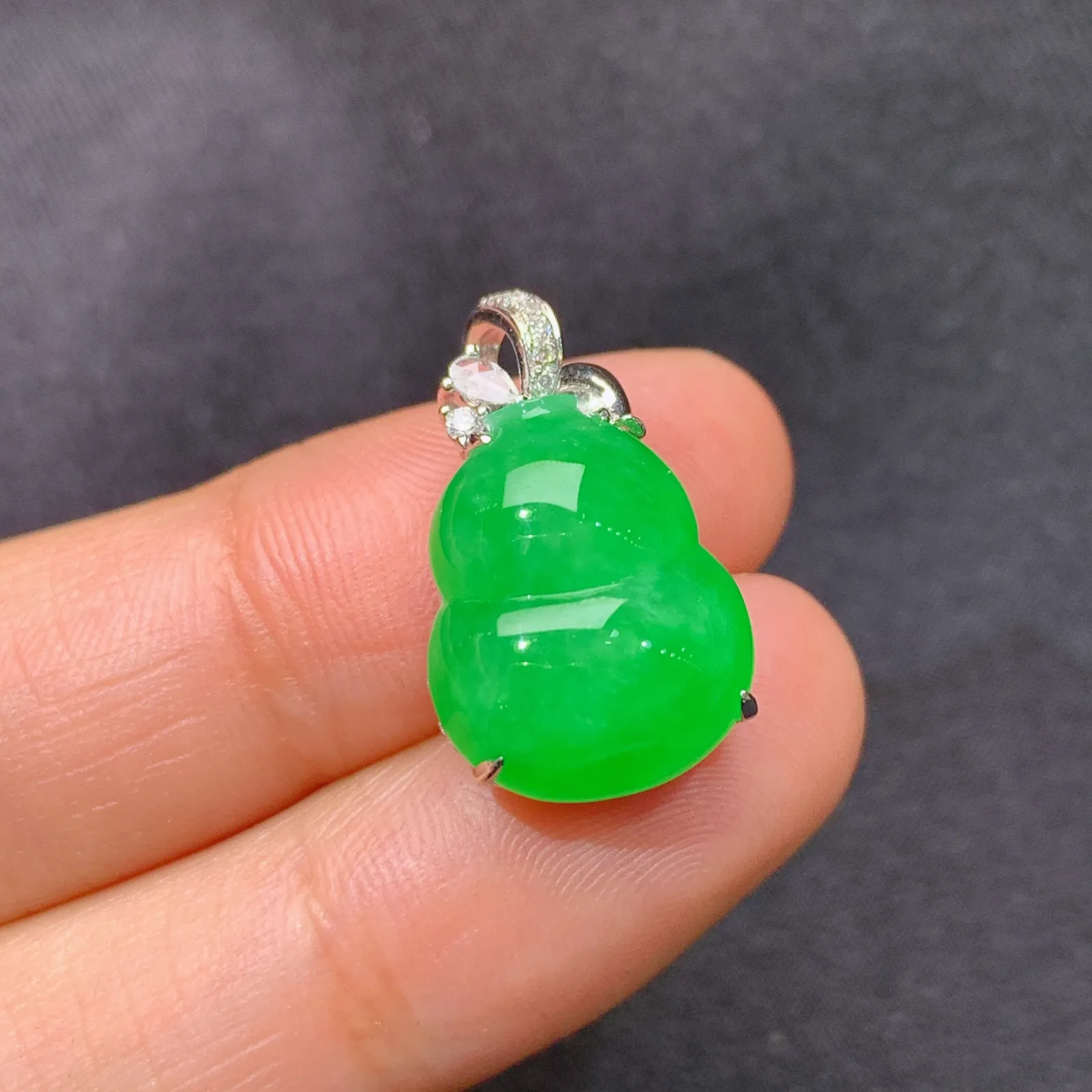 阳绿葫芦吊坠，18k金镶嵌，冰润色阳，玉质细腻，种水足，Lp 尺寸20.3*12.2*9