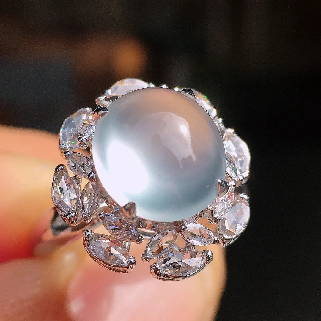 玻璃种蛋面戒指，玉质细腻，荧光感超
强，饱满圆润，尽显优雅气质，18k
金豪华镶嵌