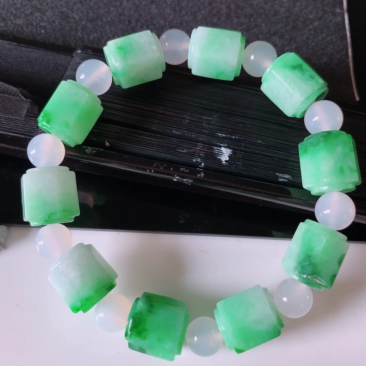 自然光实拍，冰润飘绿翡翠手链，路路通翡翠手串，花式飘逸，佩戴效果大方时尚，圆珠为装饰珠！#89.25取一尺寸12.5*10.6