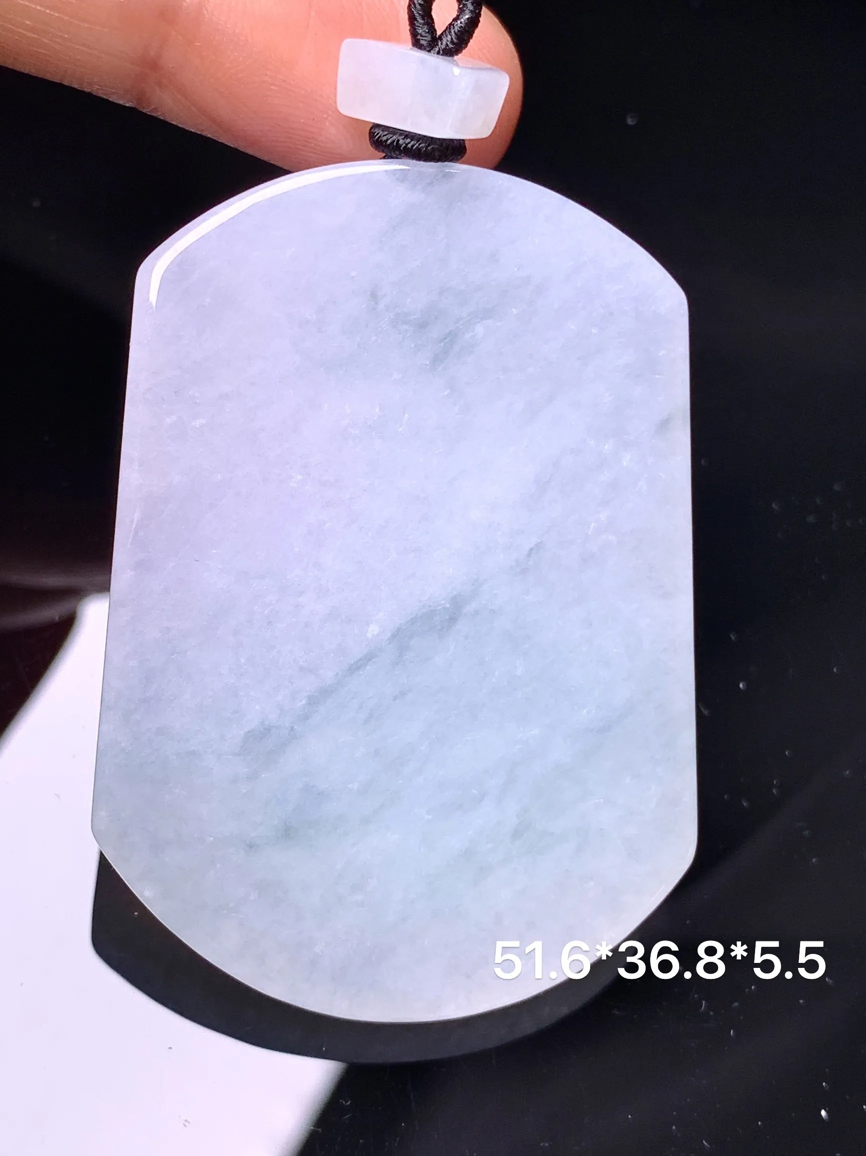 冰种飘花无事牌吊坠 玉质细腻 色泽清新艳丽 整体尺寸51.6*36.8*5.5