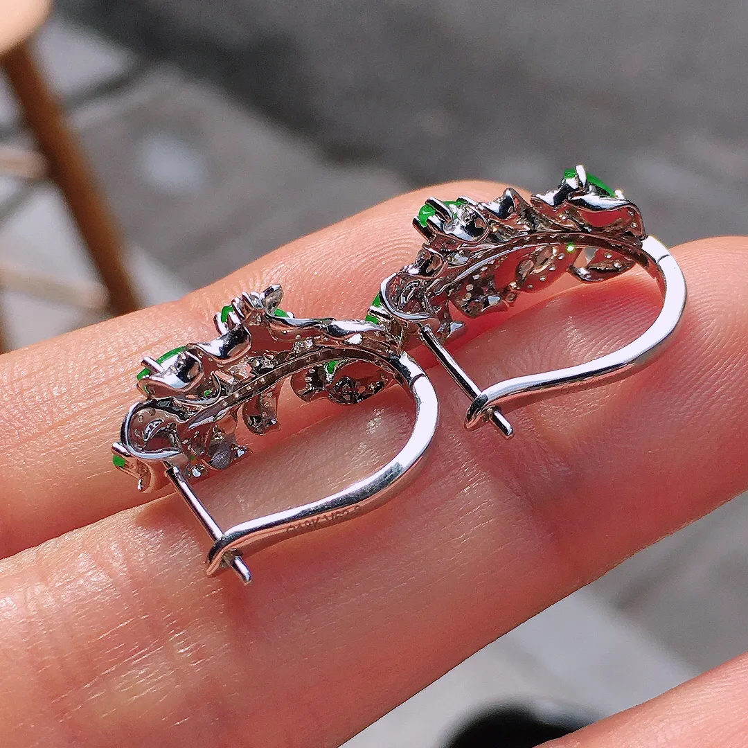 阳绿随形耳钉，色泽均匀艳丽，玉质细腻，荧光感超
强，饱满圆润，尽显优雅气质，18k
金豪华镶嵌