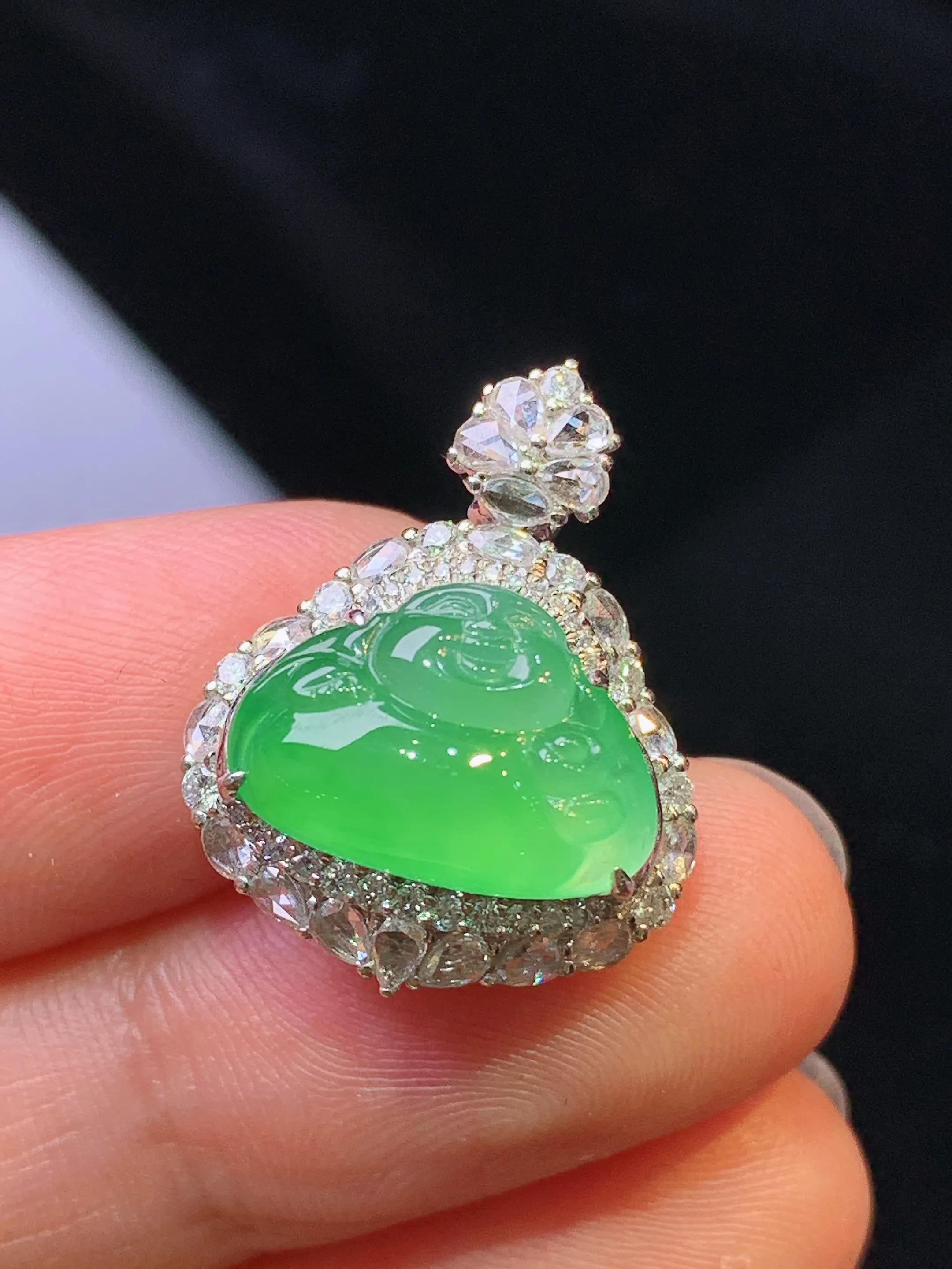 18k金钻镶嵌翠绿佛公吊坠 玉质细腻 色泽清新艳丽 整体尺寸21.8*17.2*10.3