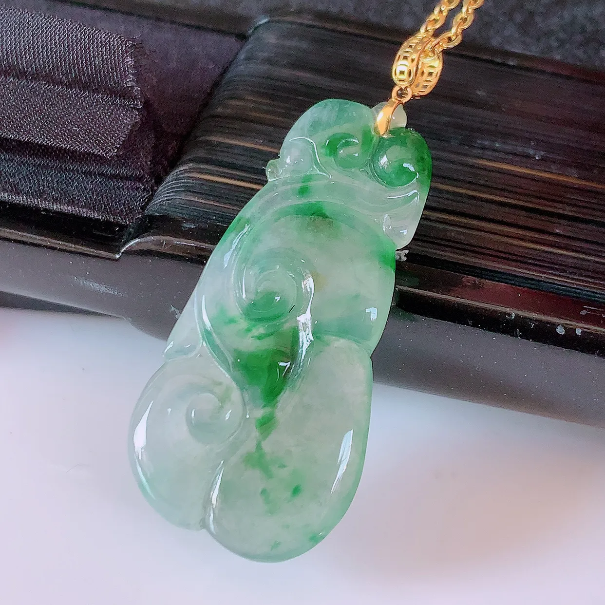 18K金镶嵌冰种飘绿翡翠如意吊坠，简单的镶嵌设计、让玉坠百搭又精致，寓意着吉祥，事事如意！#1.25