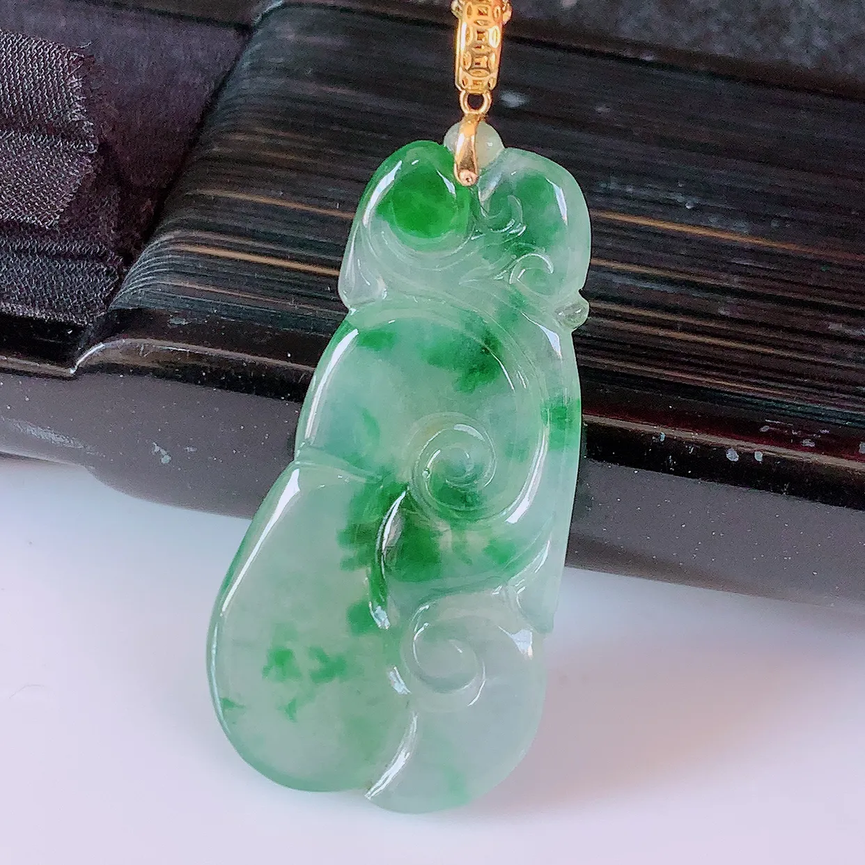 18K金镶嵌冰种飘绿翡翠如意吊坠，简单的镶嵌设计、让玉坠百搭又精致，寓意着吉祥，事事如意！#1.25