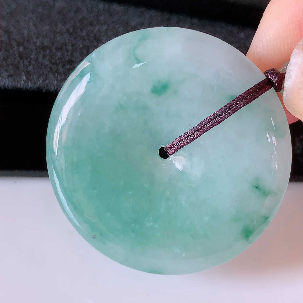 自然光实拍，冰润飘花翡翠平安扣吊坠，翠色灵动，佩戴效果时尚出众，尽显气质，玉质细腻，美感十足。#05.25