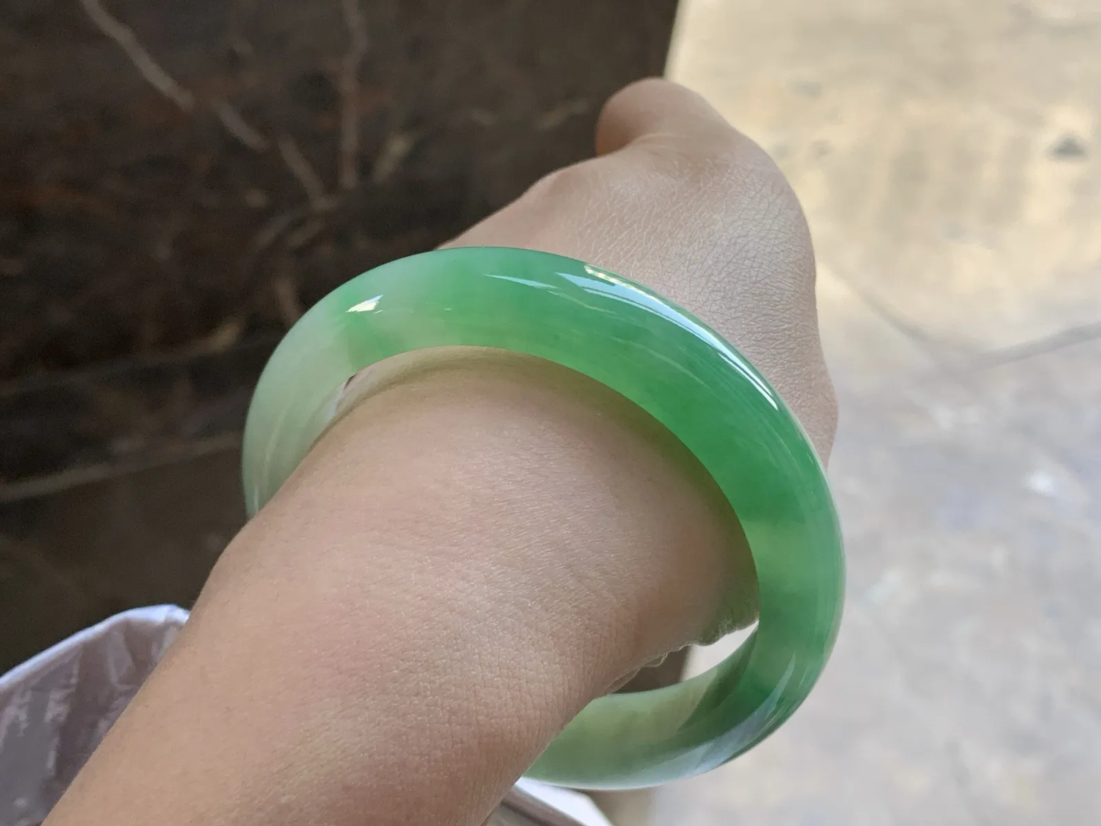 57-12.6-8.5

浓绿色手镯^_^鲜艳 玉质温润