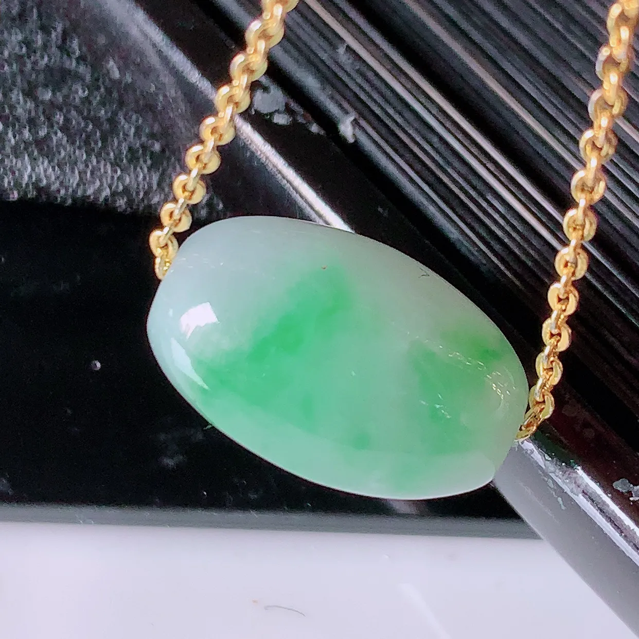 自然光实拍，水润飘绿翡翠路路通吊坠，寓意好运连连，路路畅通，经典款式，财运滚滚，路路通，佩戴效果更好！配图银链子#94.25