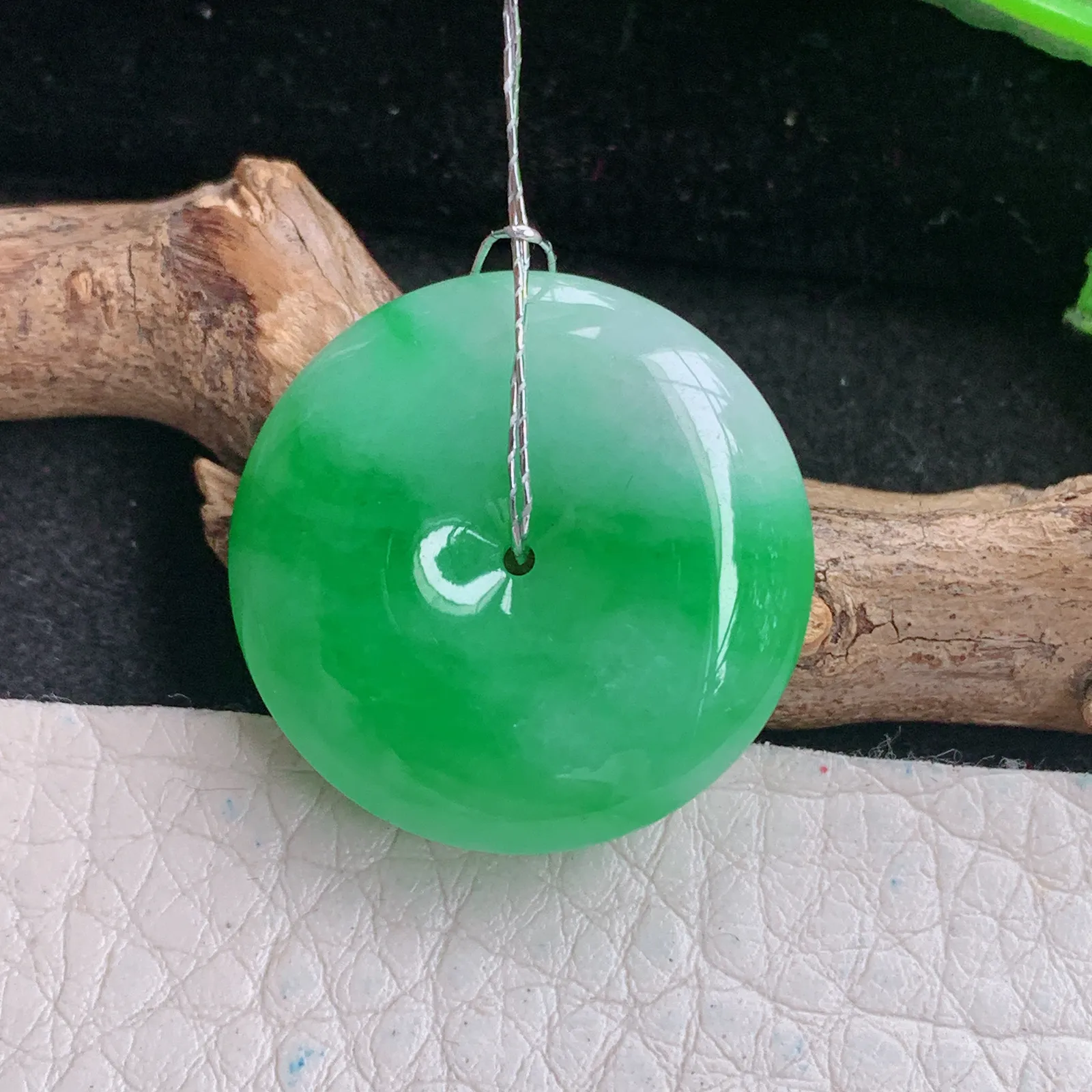 qxm实拍24.5*5.5缅甸翡翠精雕胶感饱满辣绿平安扣玉吊坠 玉挂件