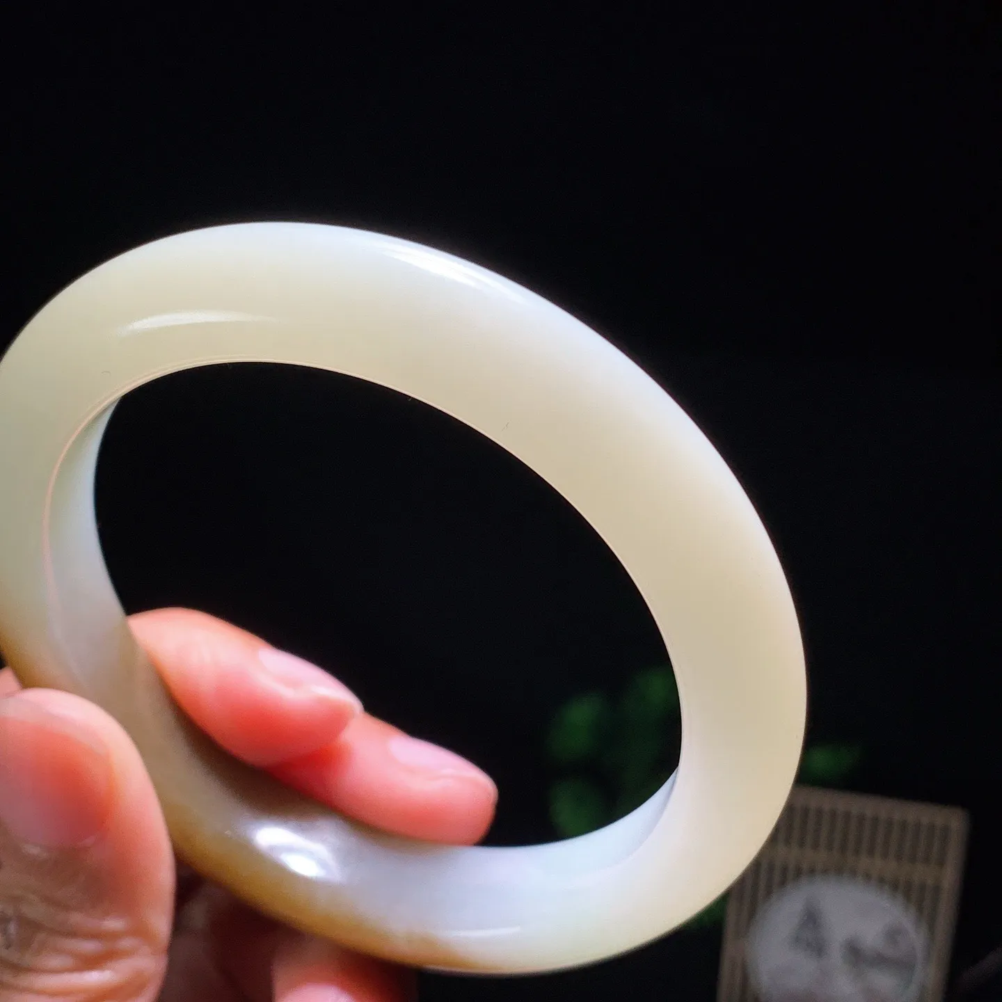 62圈口 新疆和田玉羊脂白且末糖手镯 且末糖半山半水手镯 62圈口条宽12厚9重66.7克。玉质细腻油润。手推出油。佩戴高端典雅。lt260129