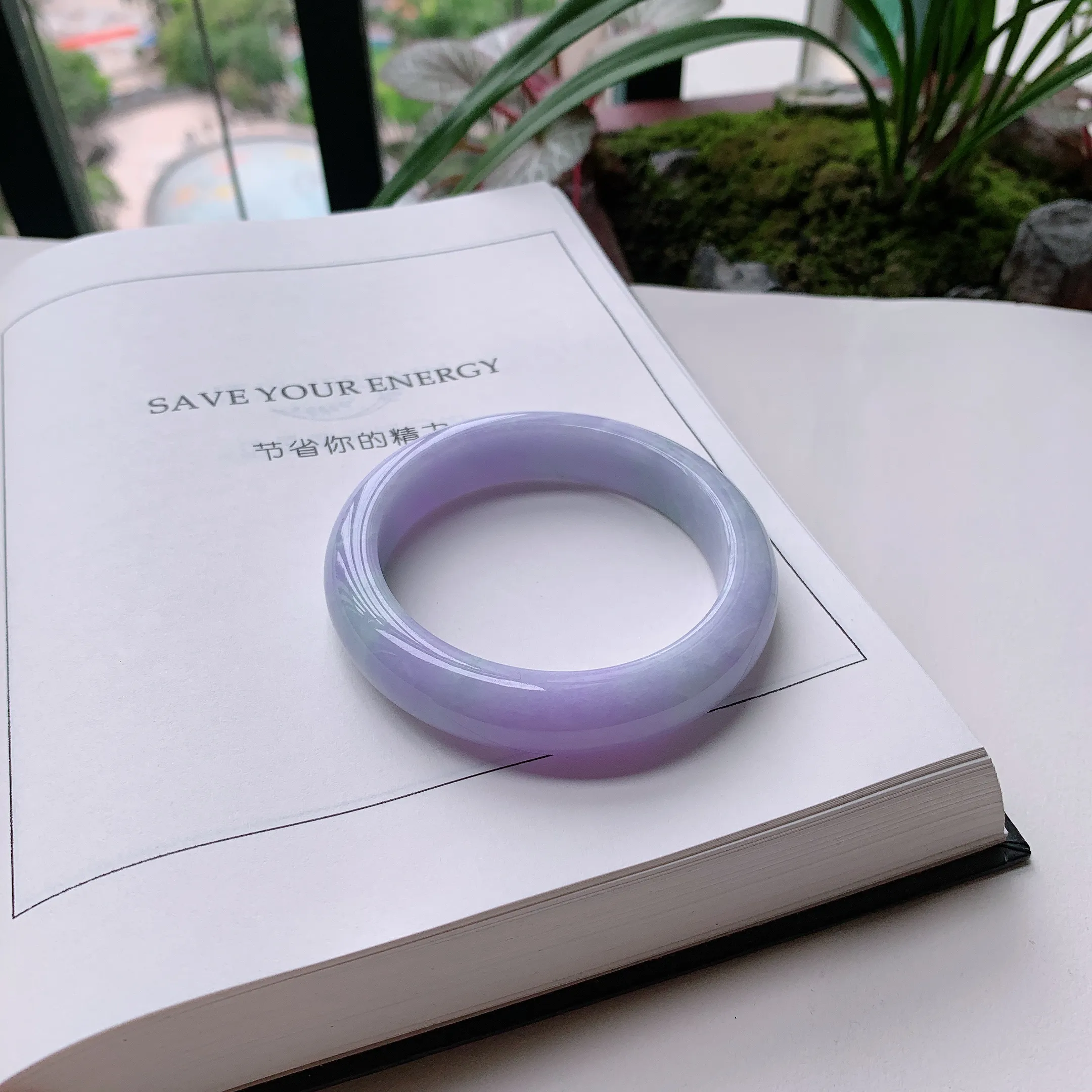 正圈55圈口，天然A货翡翠冰糯种水润飘绿玉手镯，水润秀丽，飘花灵动，种水十足，视觉甜美可人，恰到好处的美，十分高雅耐看，条形优美，上手优雅大方。61.34