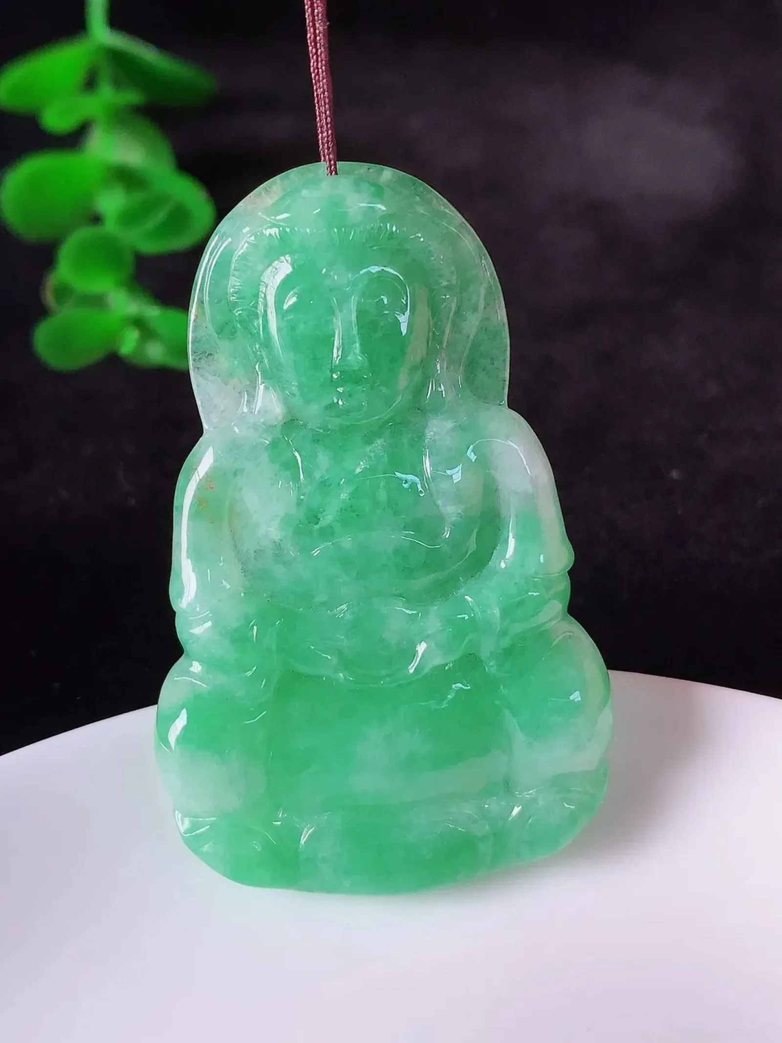 自然光实拍，冰润满绿翡翠观音菩萨吊坠，赐福观音，玉润通透，慈祥端庄！#01.25