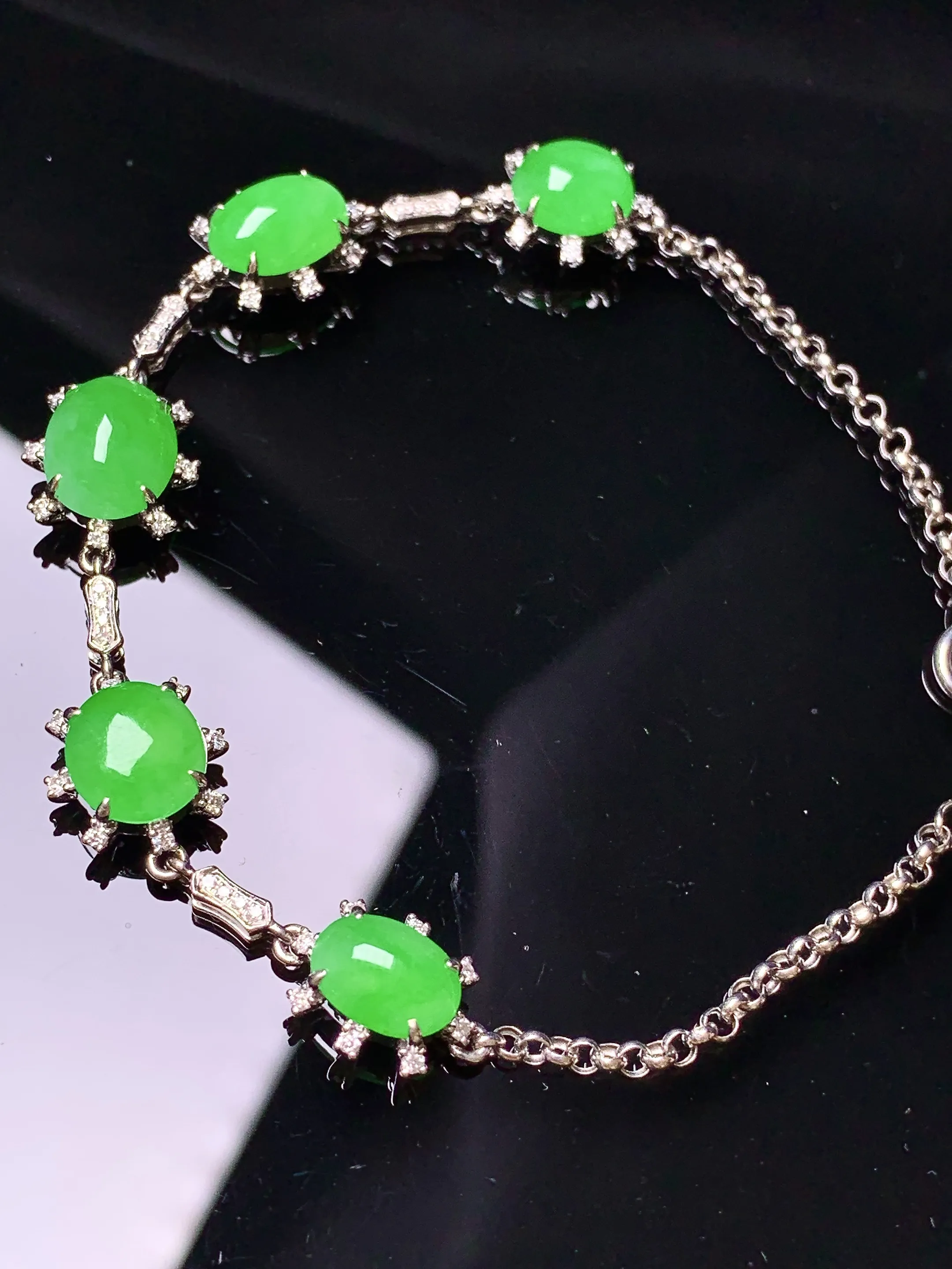 18k金钻镶嵌满绿蛋面手链 玉质细腻 色泽清新艳丽 整体尺寸8.8*7*5