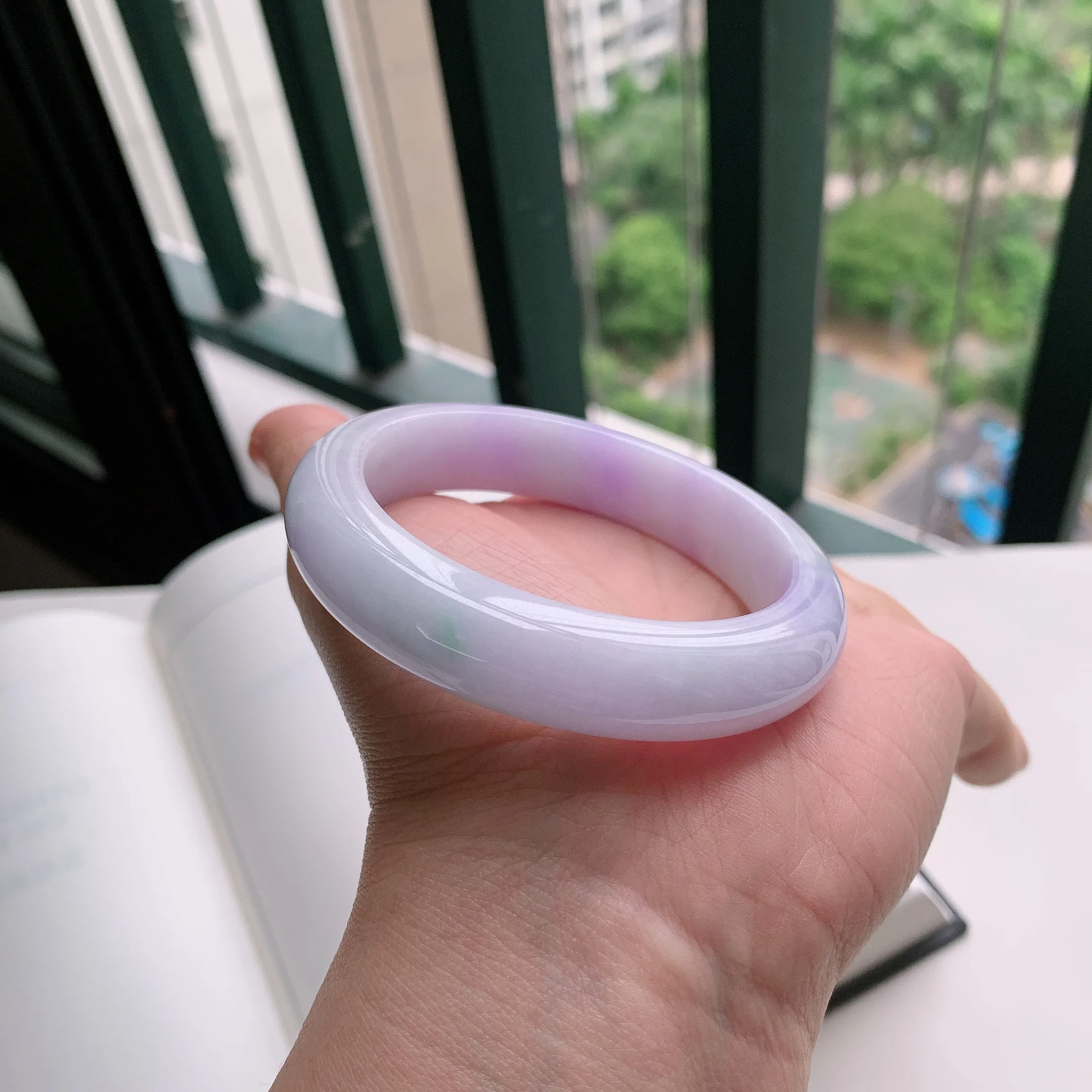 正圈55圈口，天然A货翡翠冰糯种水润飘绿玉手镯，水润秀丽，飘花灵动，种水十足，视觉甜美可人，恰到好处的美，十分高雅耐看，条形优美，上手优雅大方。61.63