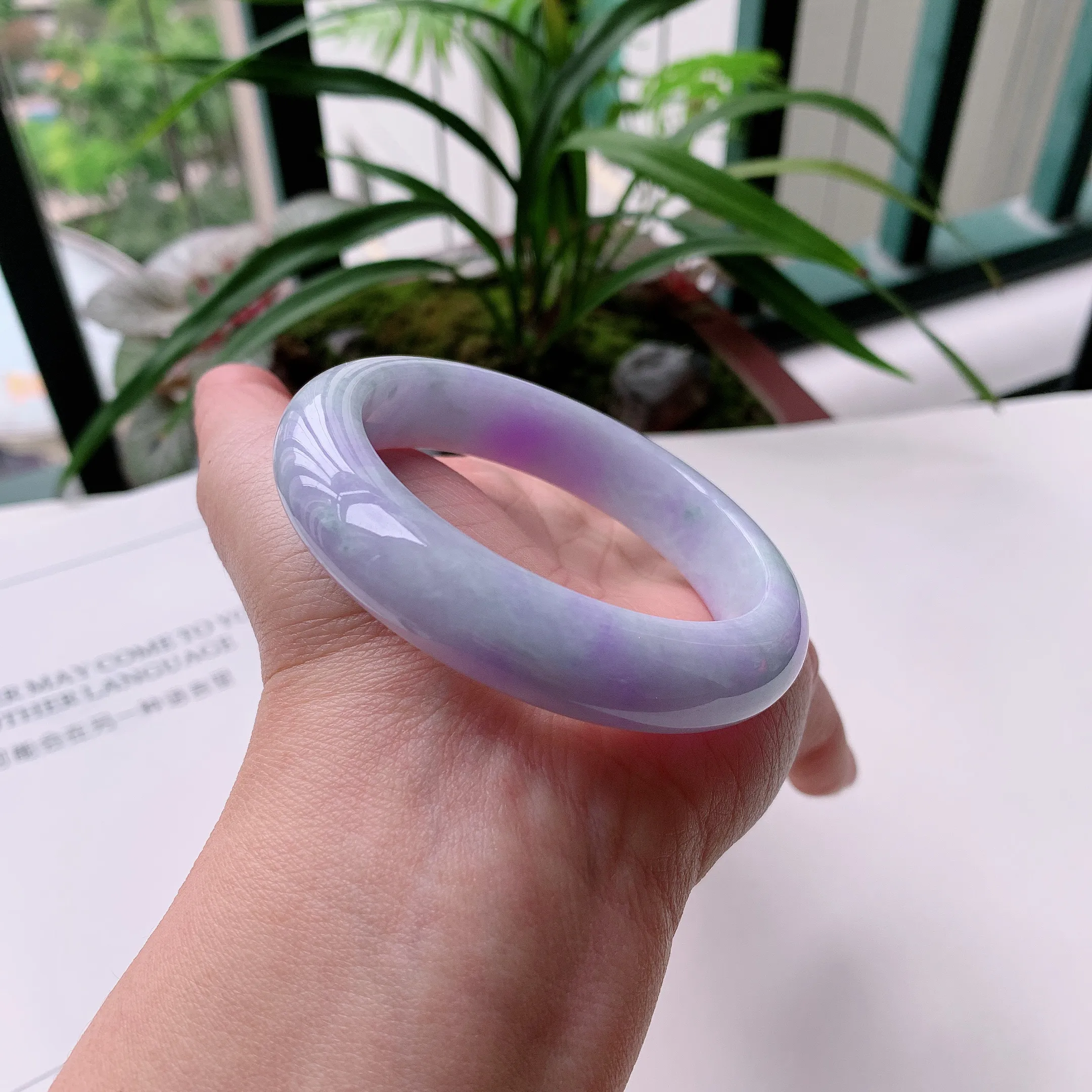 正圈55圈口，天然A货翡翠冰糯种水润紫罗兰手镯，水润秀丽，种水十足，视觉甜美可人，恰到好处的美，十分高雅耐看，条形优美，上手优雅大方。60.57