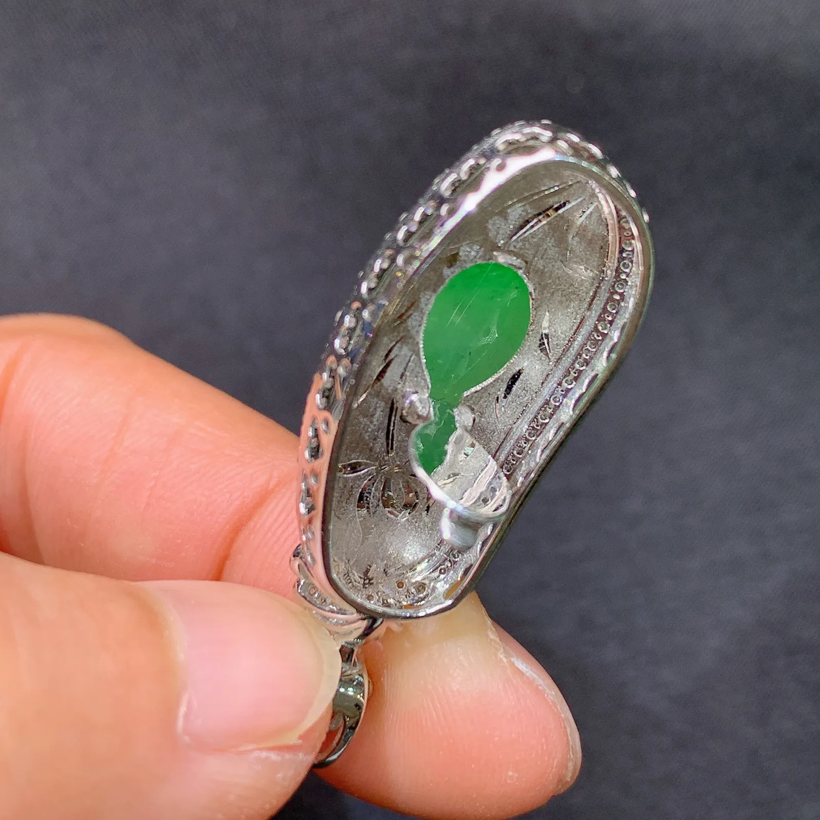 翠绿福瓜吊坠，18k金镶嵌，冰润色阳，玉质细腻，种水足，Lp 尺寸36.8*13.5*8.8