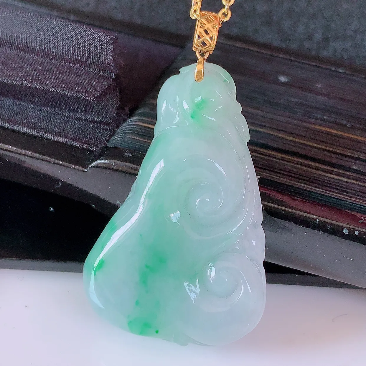 18K金镶嵌冰润飘绿翡翠如意吊坠，简单的镶嵌设计、让玉坠百搭又精致，寓意着吉祥，事事如意！#1.25