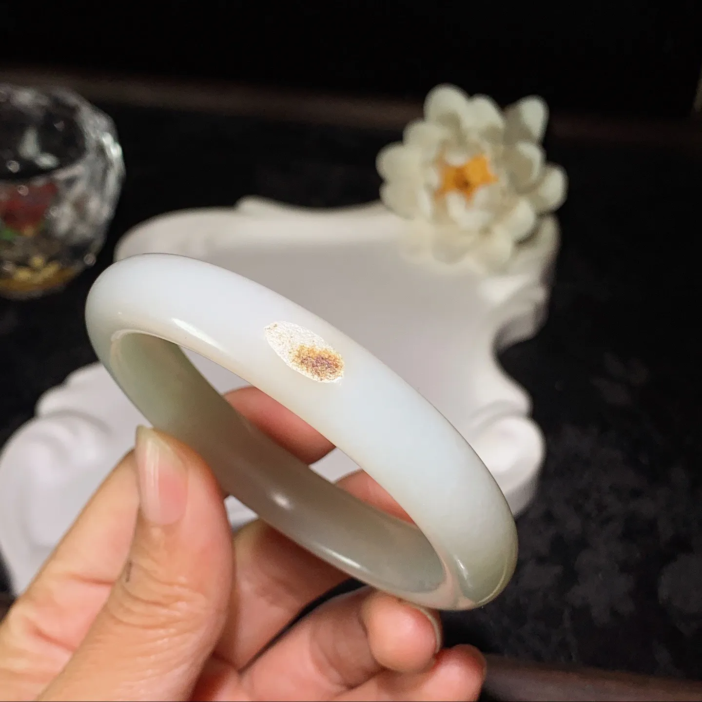 54圈口 新疆和田玉白玉羊脂白籽料手镯 54圈口条宽11厚9重46.8克。玉质细腻油润。手推出油。佩戴高端典雅。lt260129