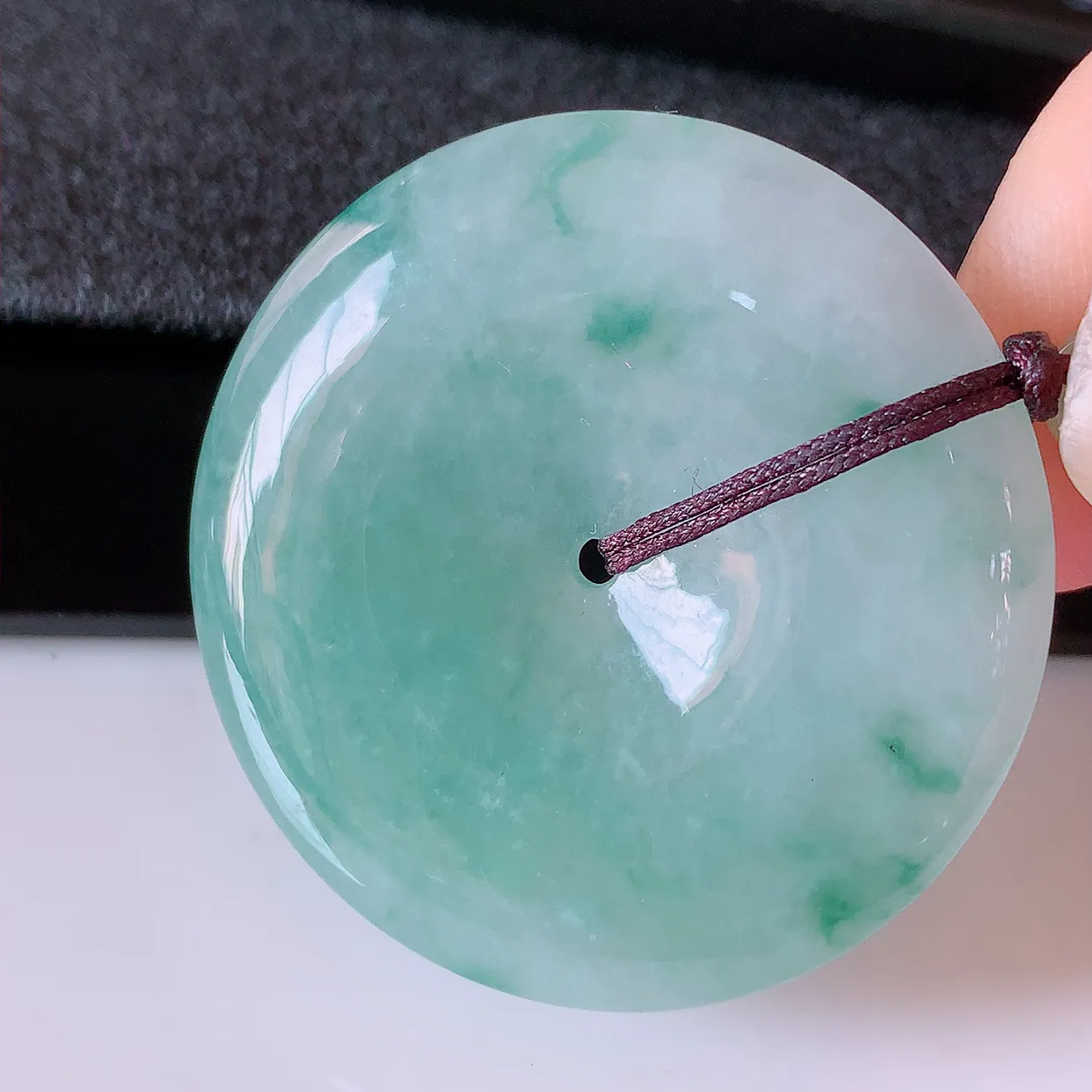 自然光实拍，冰润飘花翡翠平安扣吊坠，翠色灵动，佩戴效果时尚出众，尽显气质，玉质细腻，美感十足。#05.25