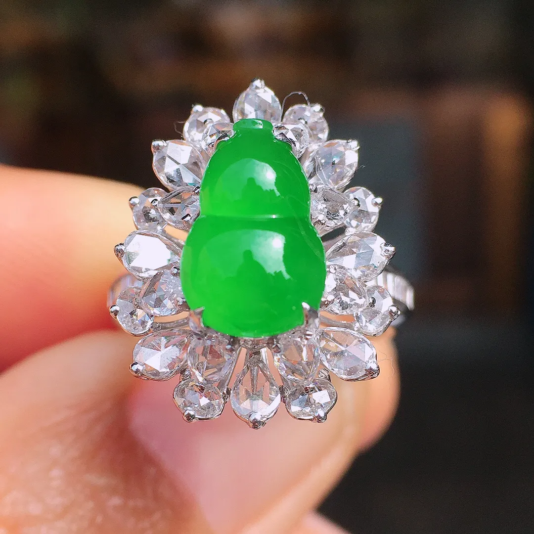 阳绿葫芦戒指，色泽均匀艳丽，玉质细腻，荧光感超
强，饱满圆润，尽显优雅气质，18k
金豪华镶嵌