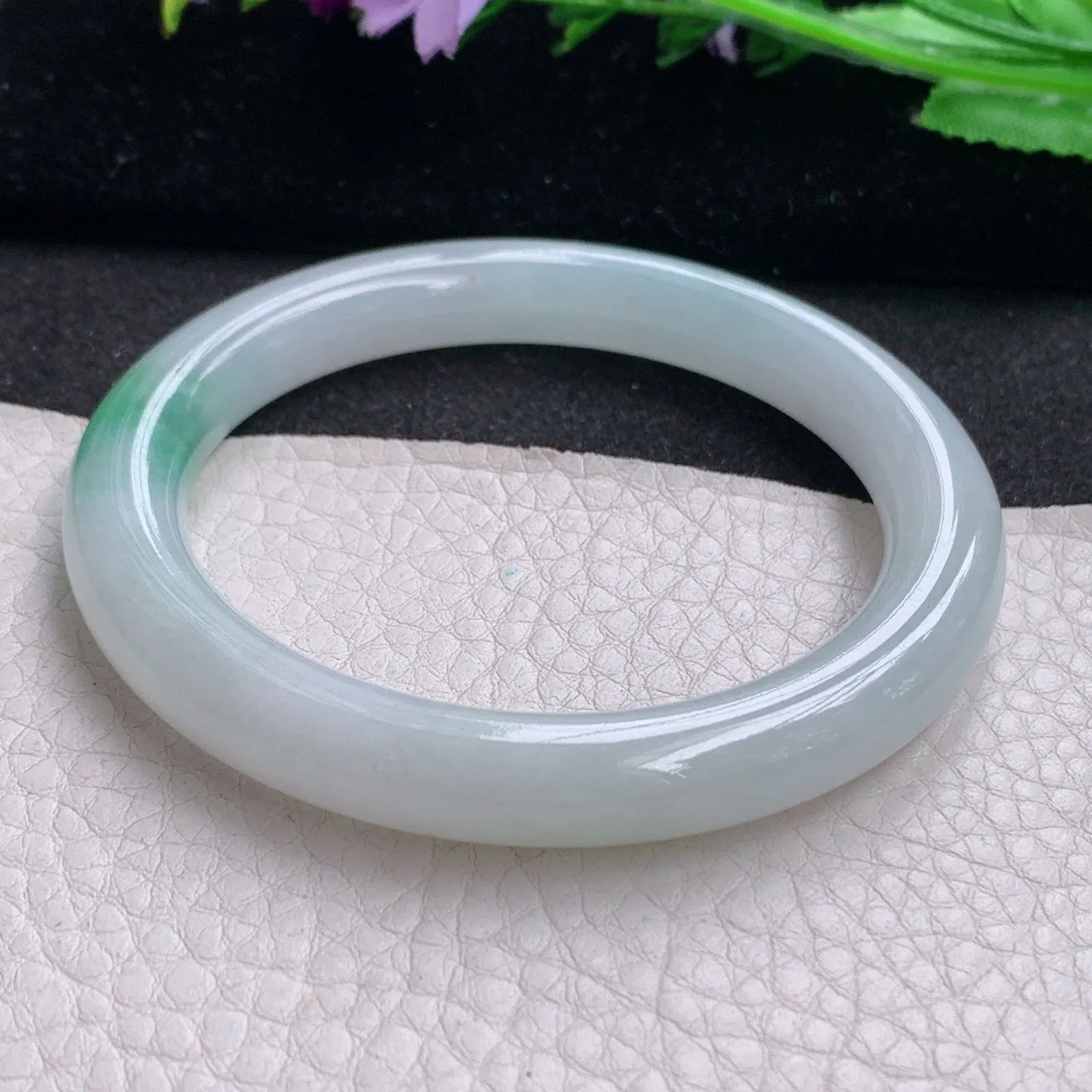 Hf实拍55.5*9.3缅甸翡翠手镯飘绿圆条玉镯子 秀气精美福镯