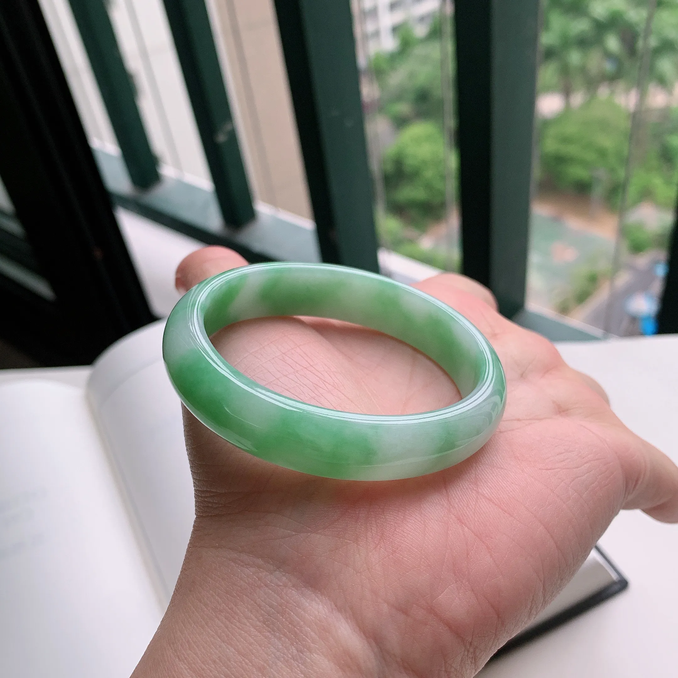 贵妃54圈口，天然A货翡翠冰糯种水润飘绿玉手镯，水润秀丽，飘花灵动，种水十足，视觉甜美可人，恰到好