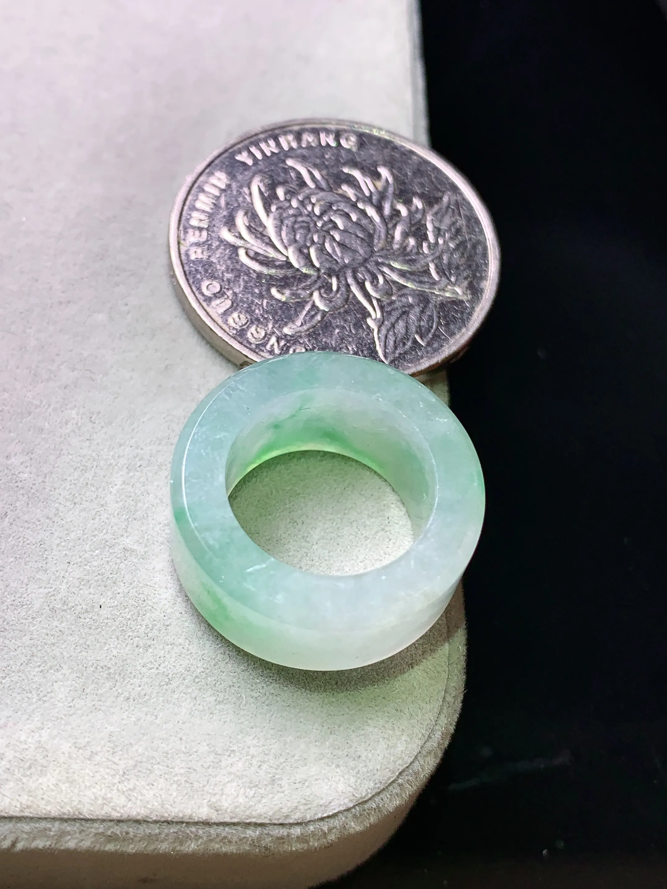 飘绿路路通吊坠 玉质细腻 色泽清新艳丽 整体尺寸19.7*8.3