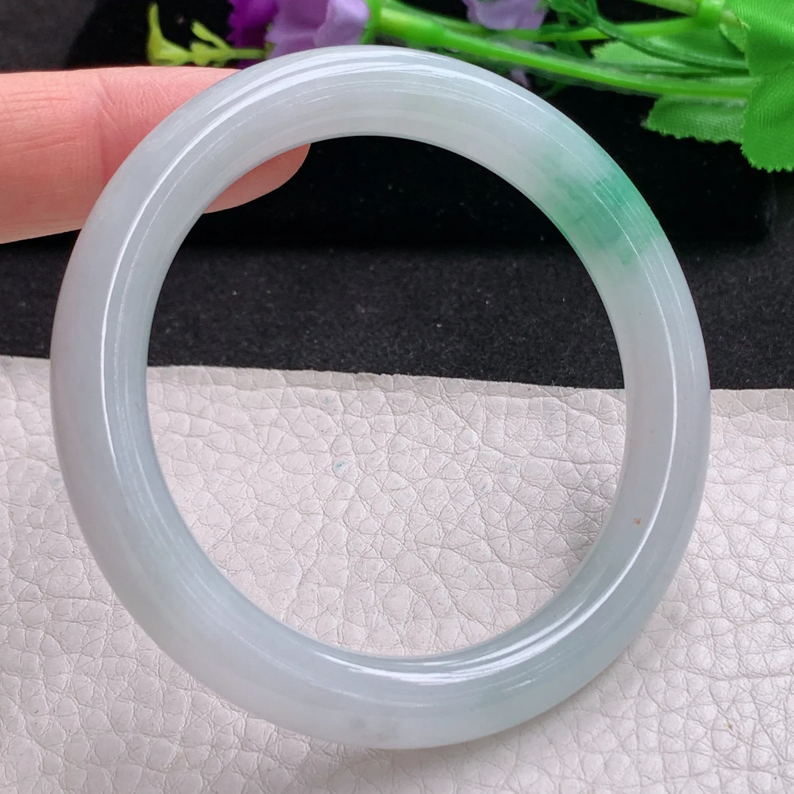 Hf实拍55.5*9.3缅甸翡翠手镯飘绿圆条玉镯子 秀气精美福镯