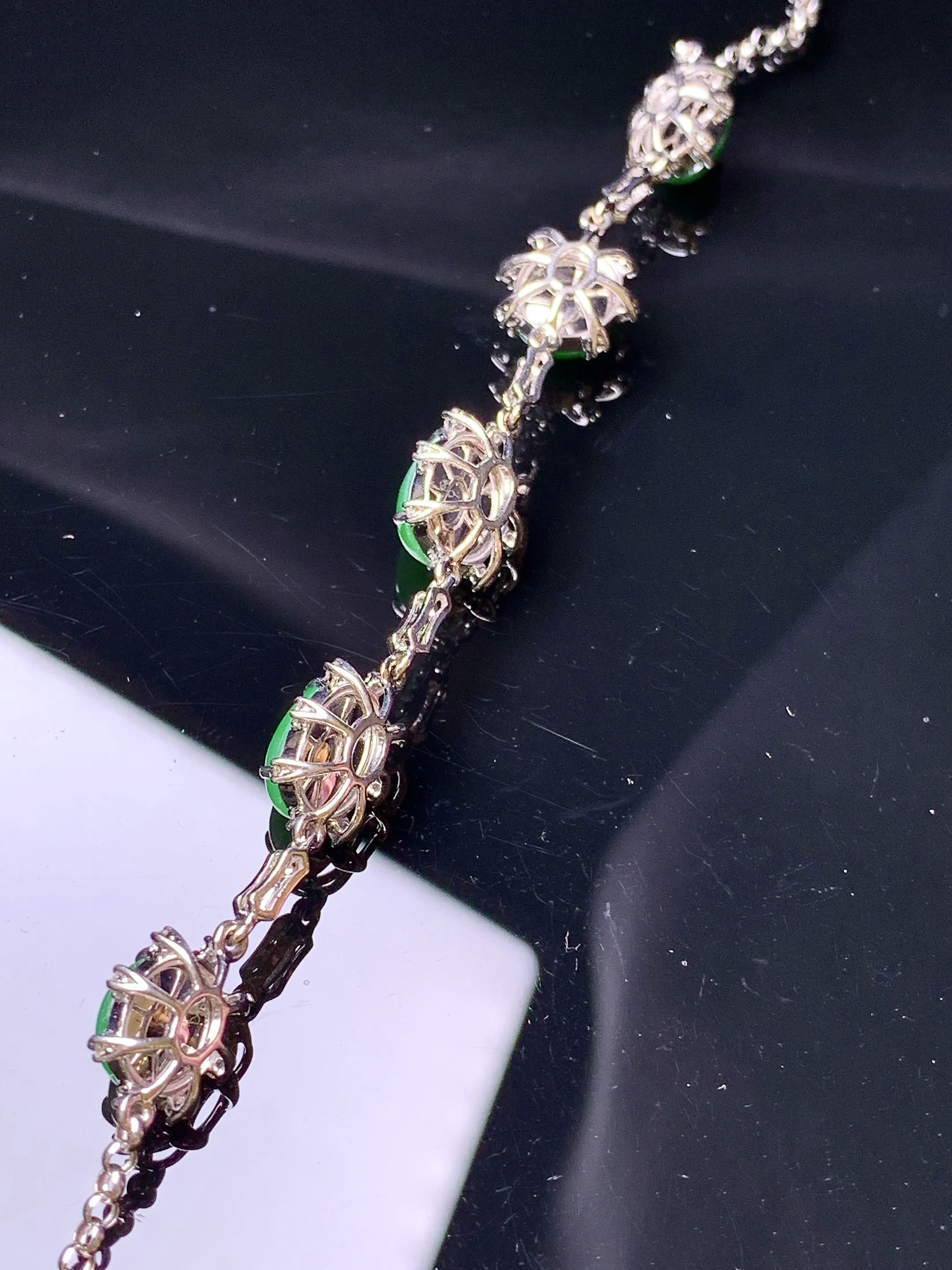 18k金钻镶嵌满绿蛋面手链 玉质细腻 色泽清新艳丽 整体尺寸8.8*7*5