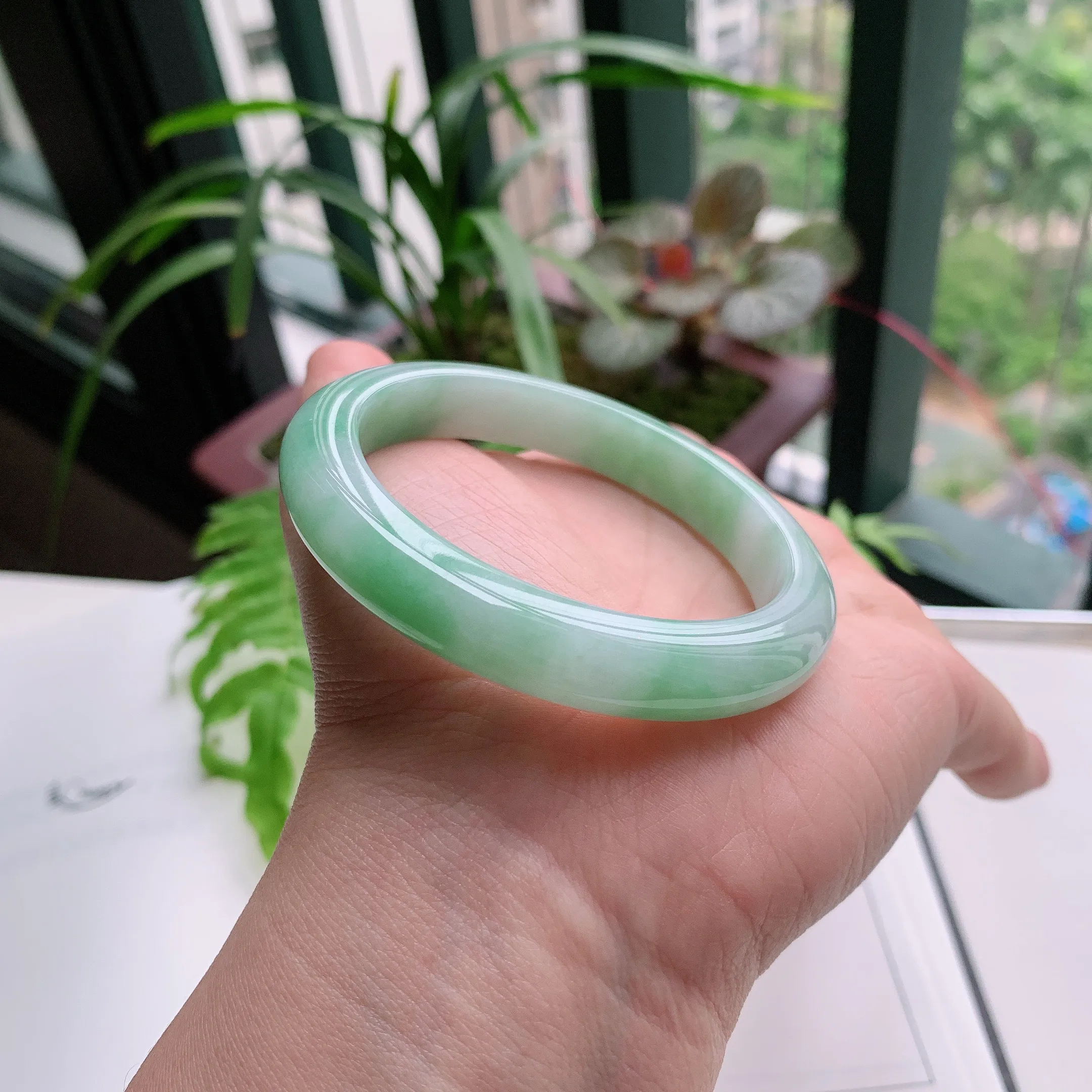 正圈55圈口，天然A货翡翠冰糯种水润飘绿玉手镯，水润秀丽，飘花灵动，种水十足，视觉甜美可人，恰到好处的美，十分高雅耐看，条形优美，上手优雅大方。46.47