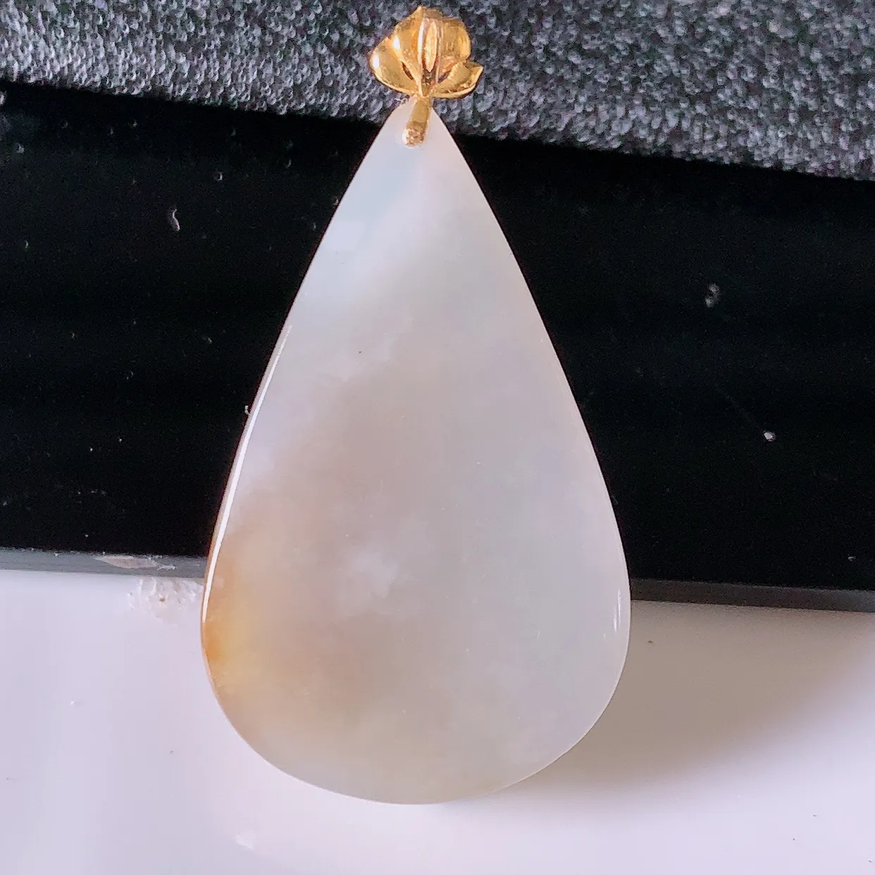 18k金镶嵌冰润黄翡双彩翡翠水滴吊坠，款式新颖时尚，日常百搭的款。清秀高雅，佩戴优雅高贵！#94.25