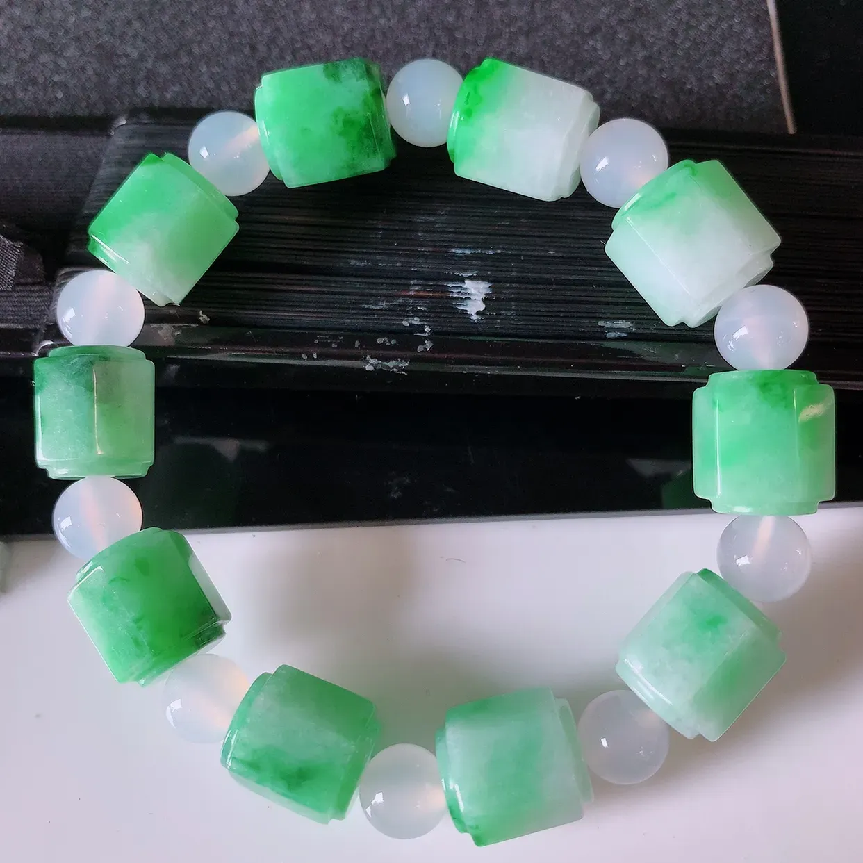 自然光实拍，冰润飘绿翡翠手链，路路通翡翠手串，花式飘逸，佩戴效果大方时尚，圆珠为装饰珠！#89.25取一尺寸12.5*10.6