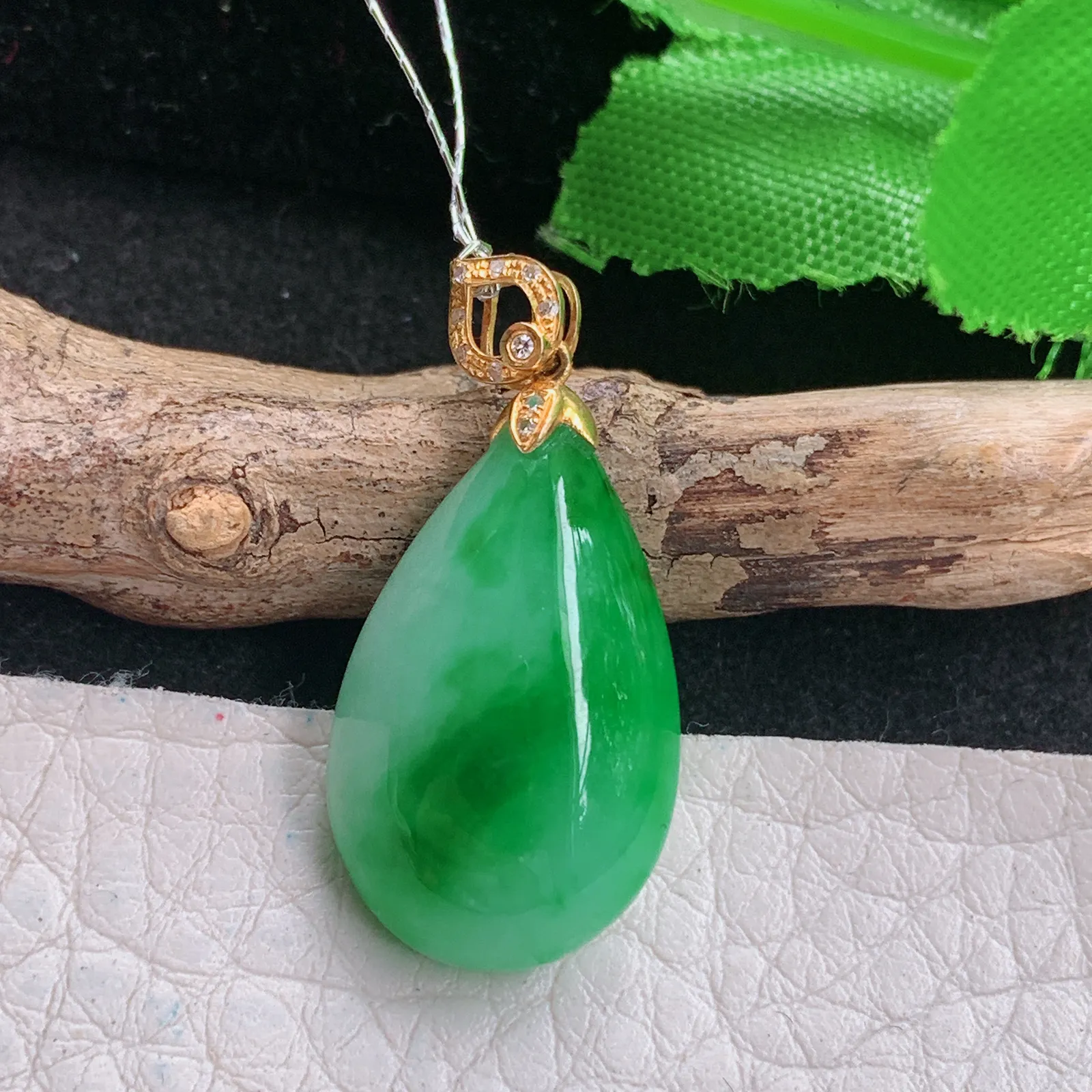 qxm实拍23.5*14.2*8缅甸翡翠精雕辣绿饱满水滴玉吊坠 玉挂件