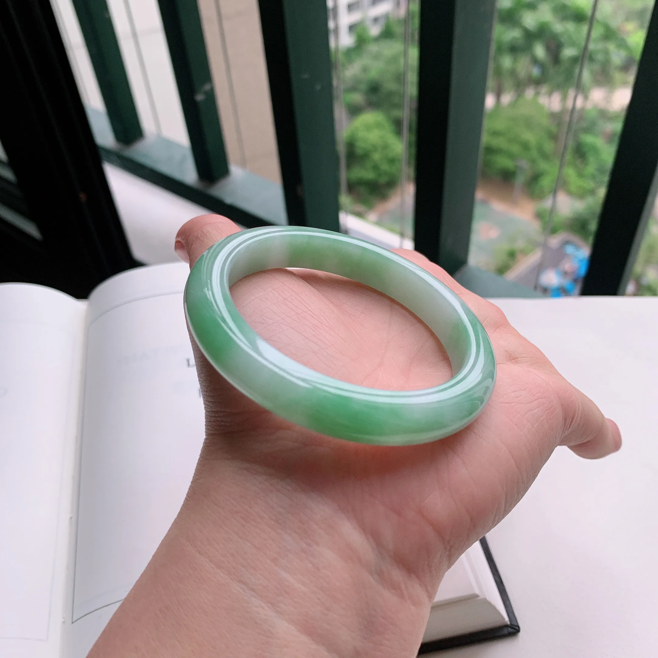 正圈55圈口，天然A货翡翠冰糯种水润飘绿玉手镯，水润秀丽，飘花灵动，种水十足，视觉甜美可人，恰到好处的美，十分高雅耐看，条形优美，上手优雅大方。46.47