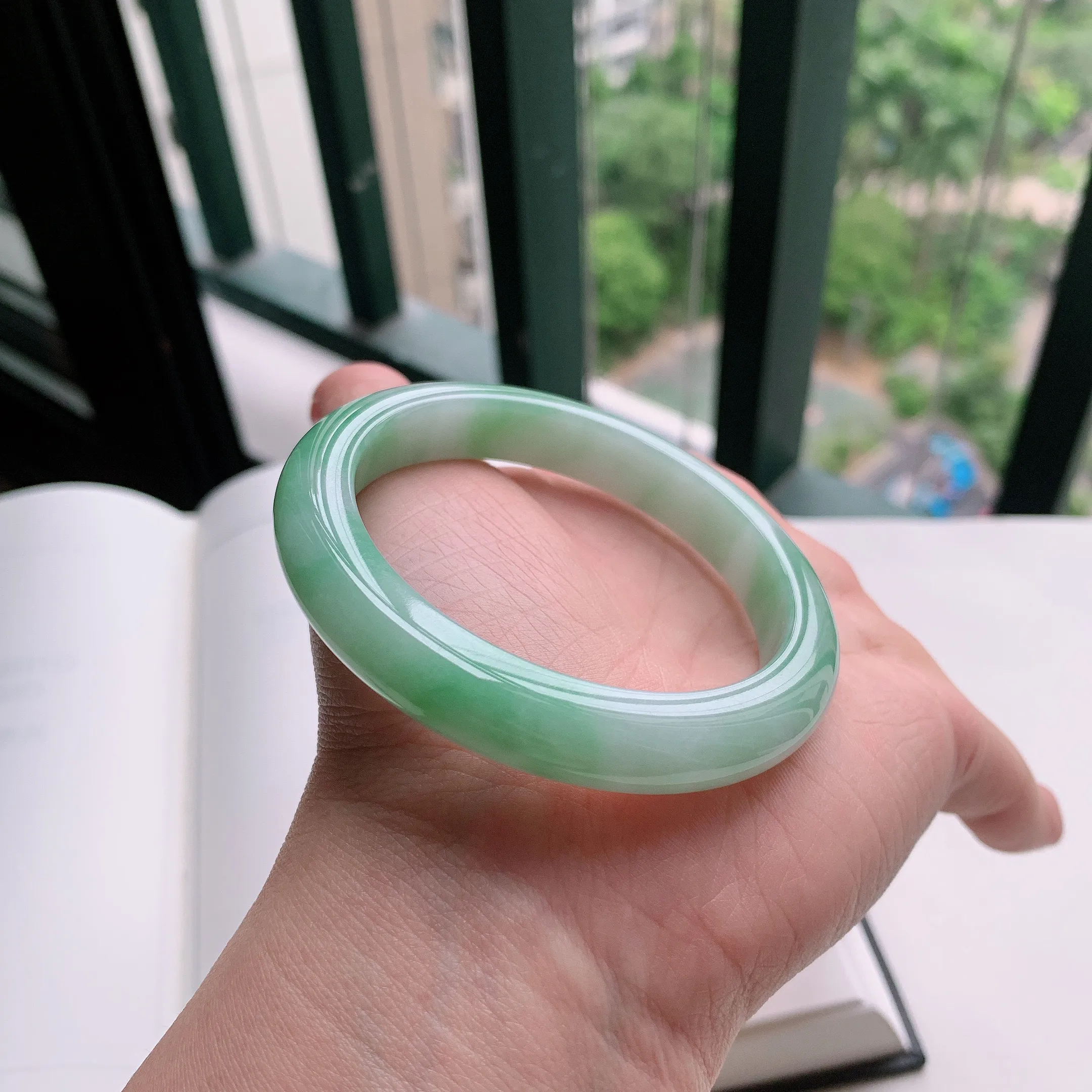 正圈55圈口，天然A货翡翠冰糯种水润飘绿玉手镯，水润秀丽，飘花灵动，种水十足，视觉甜美可人，恰到好处的美，十分高雅耐看，条形优美，上手优雅大方。46.47