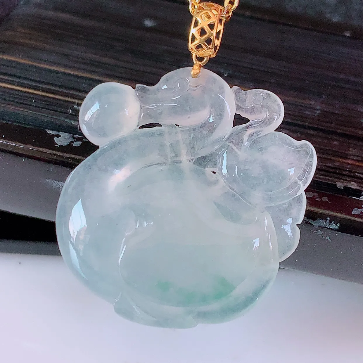 18k金镶嵌冰种飘花翡翠天鹅🦢吊坠，款式新颖时尚，日常百搭的款。清秀高雅，佩戴优雅高贵！#1.25