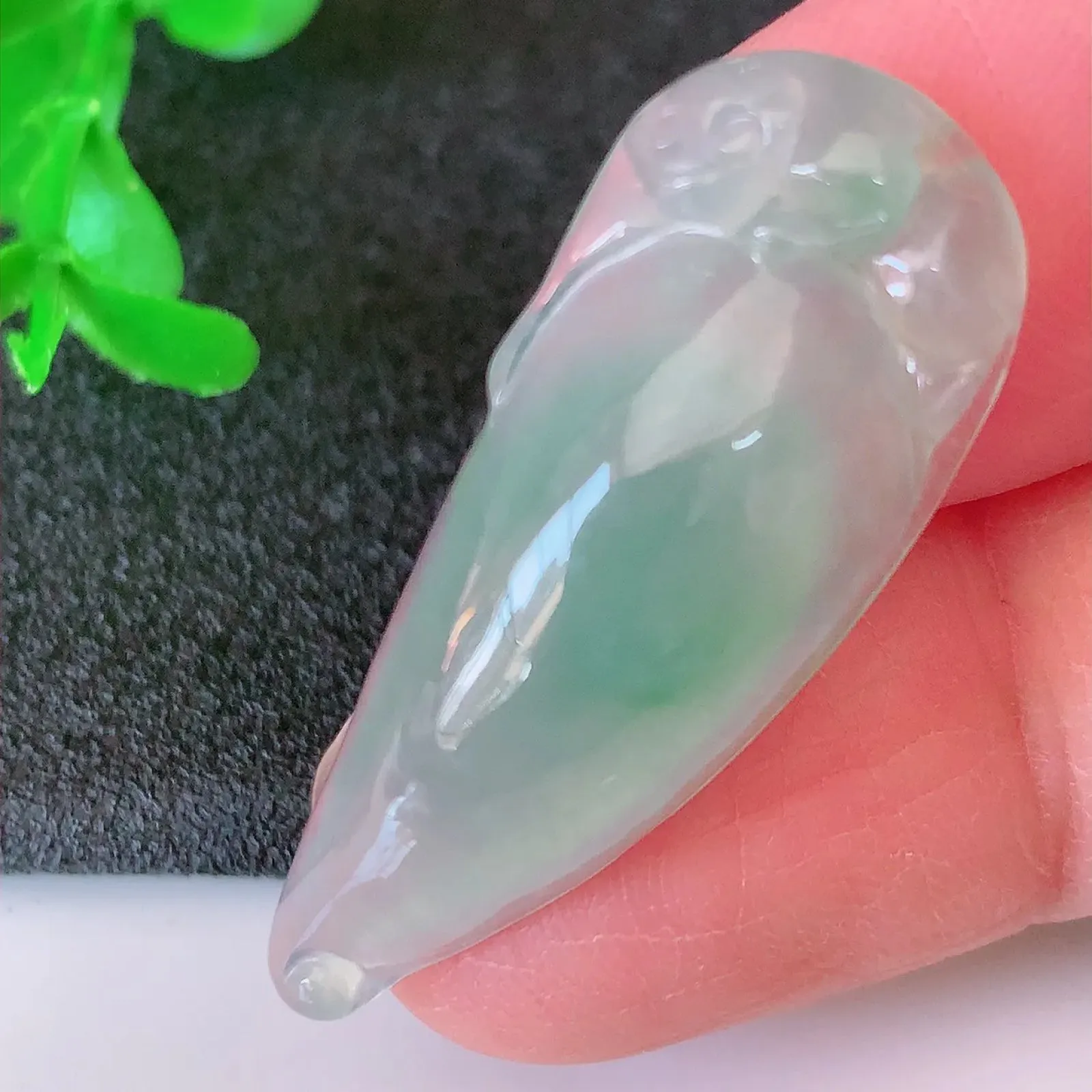 自然光实拍，冰种飘花翡翠福瓜吊坠，寓意“呱呱来财，福气满满”， 冰润且起胶感， 佩戴效果优雅迷人！#01.25